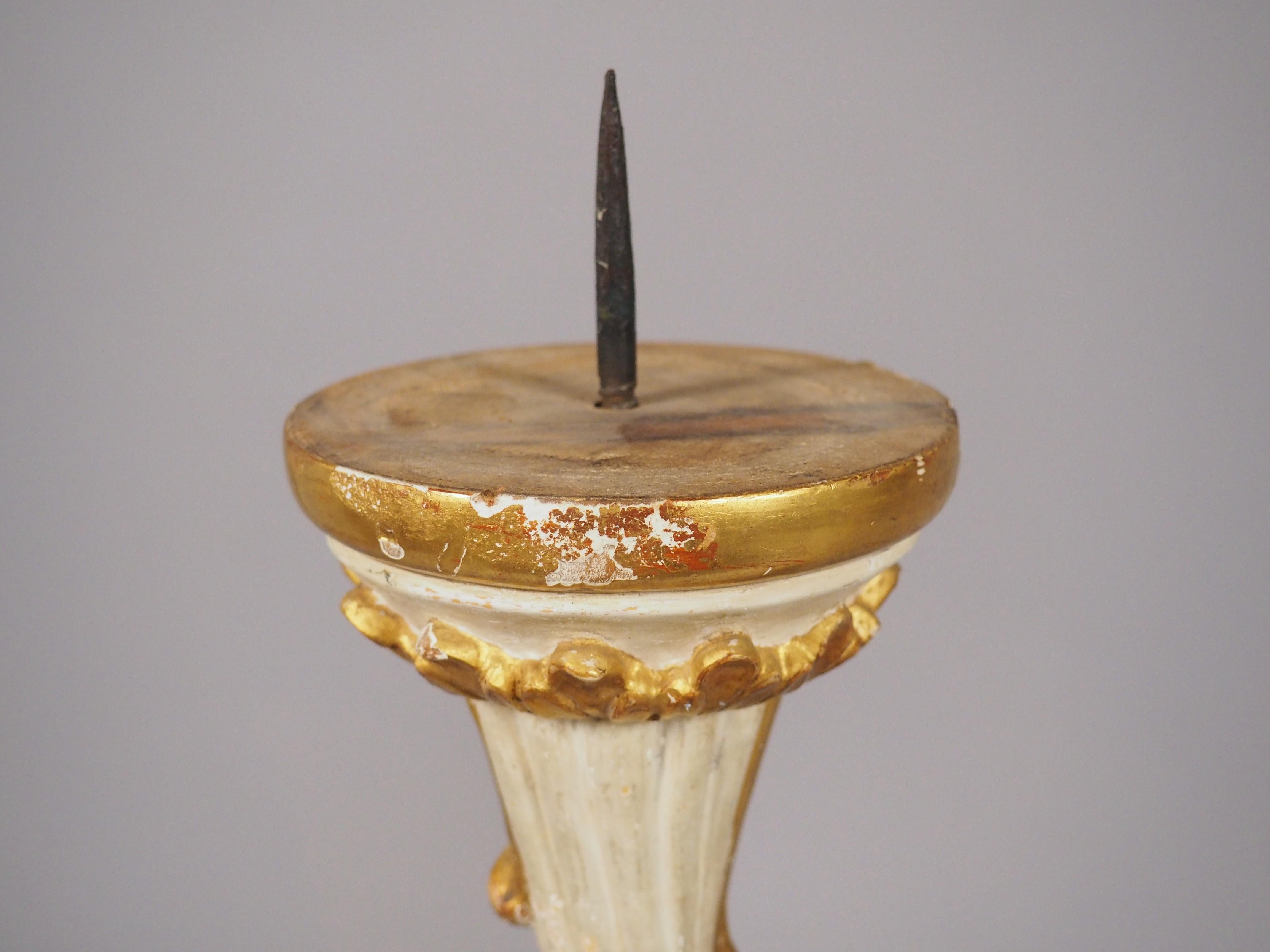 Coppia di candelieri veneziani del XIX secolo in stile rococò dorati e dipinti in vendita 6