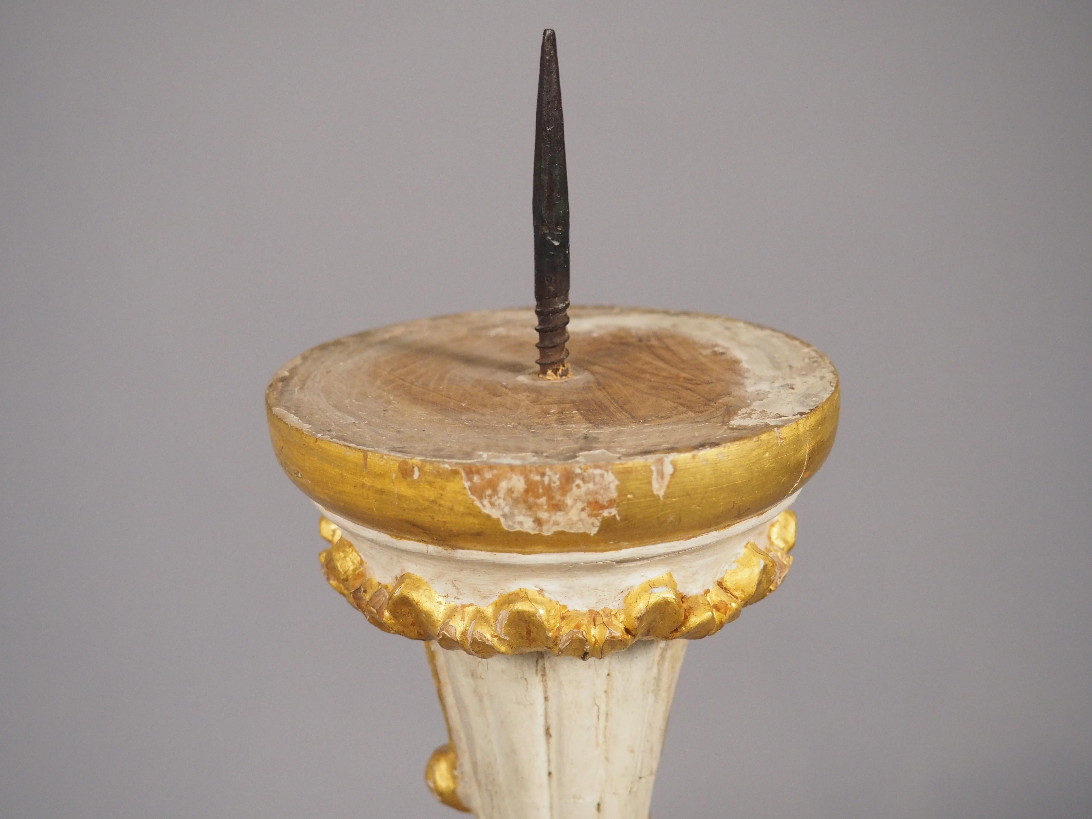 Coppia di candelieri veneziani del XIX secolo in stile rococò dorati e dipinti in vendita 7