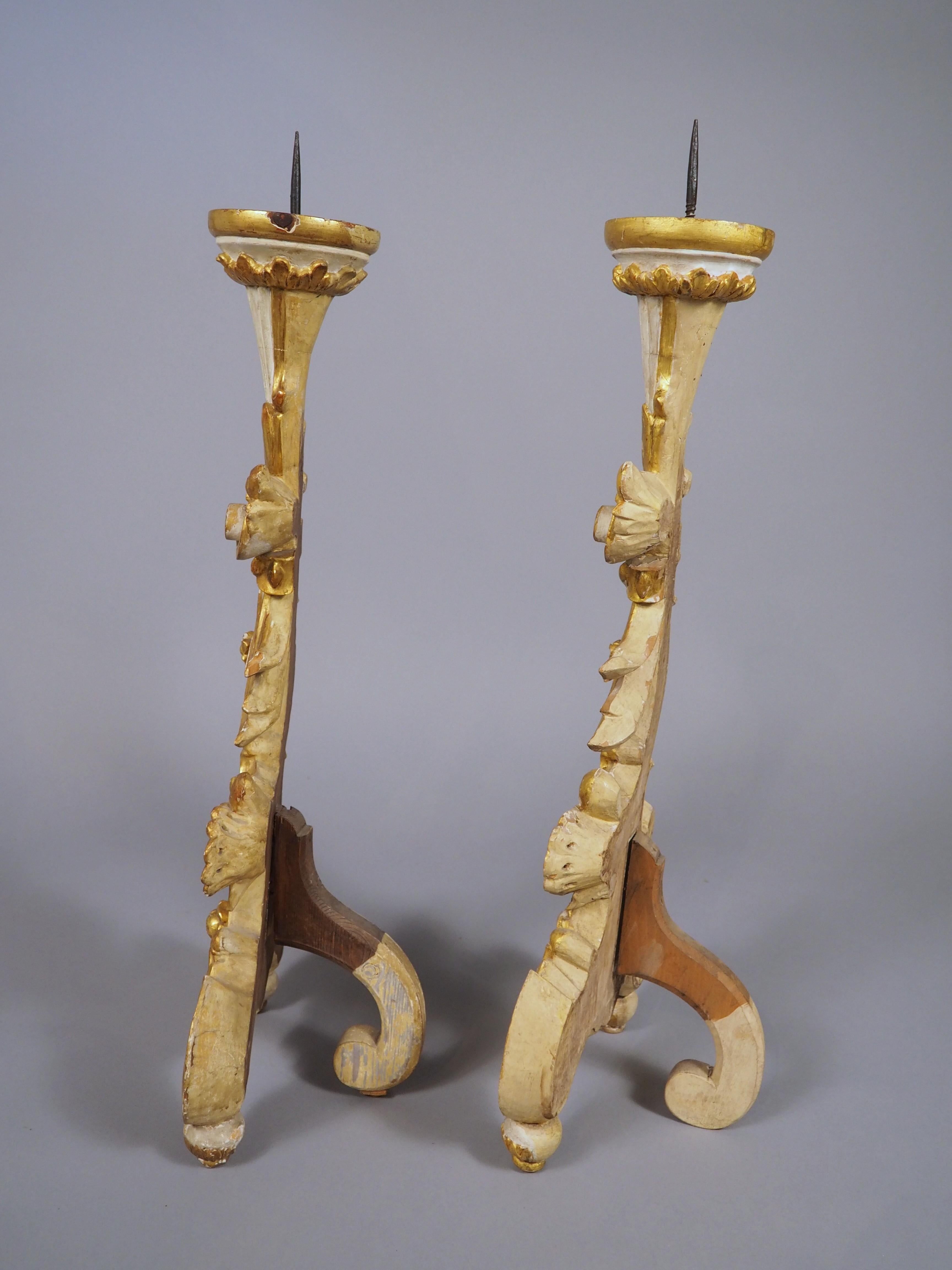 Coppia di candelieri veneziani del XIX secolo in stile rococò dorati e dipinti in vendita 8