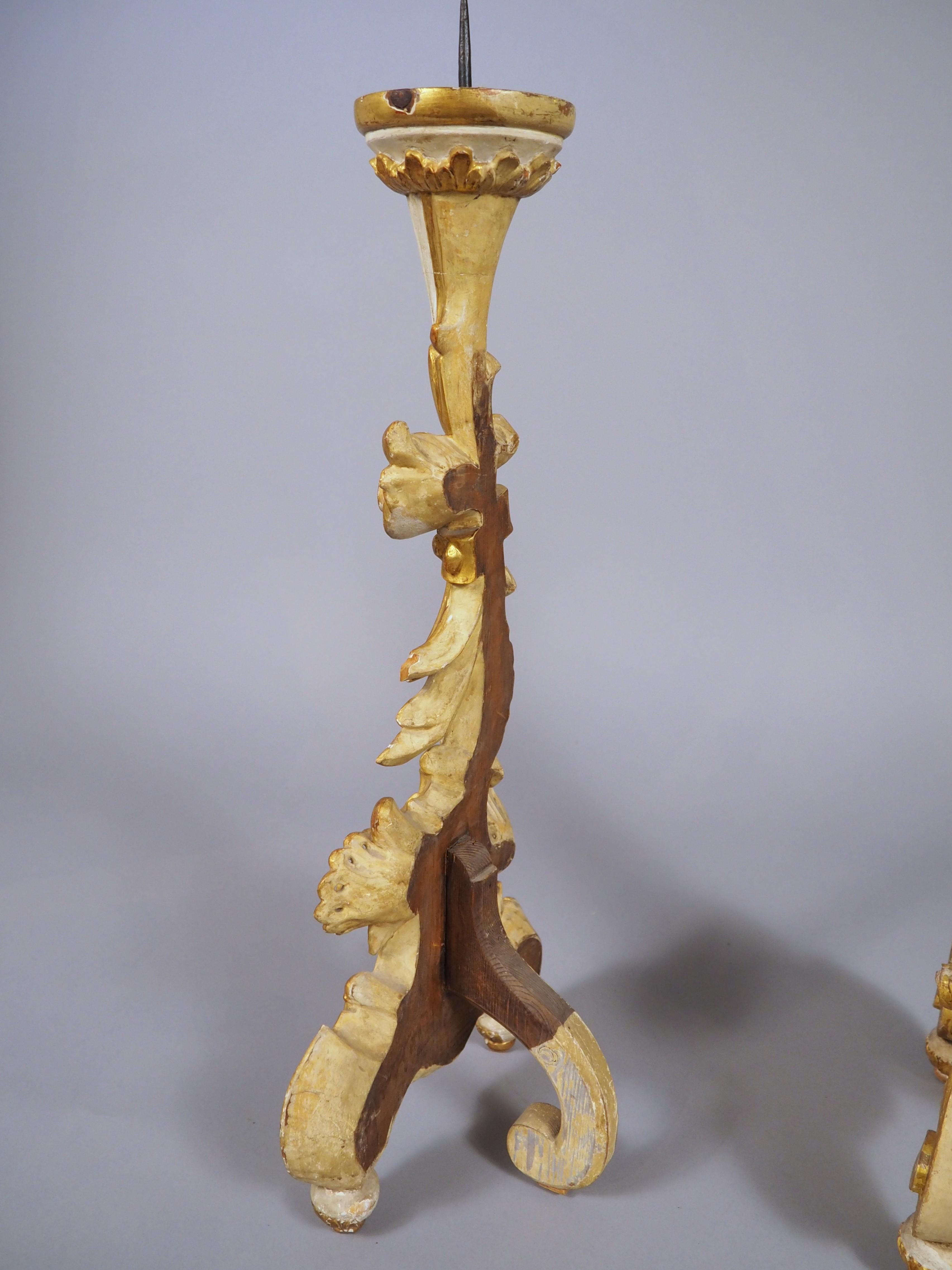 Coppia di candelieri veneziani del XIX secolo in stile rococò dorati e dipinti in vendita 9