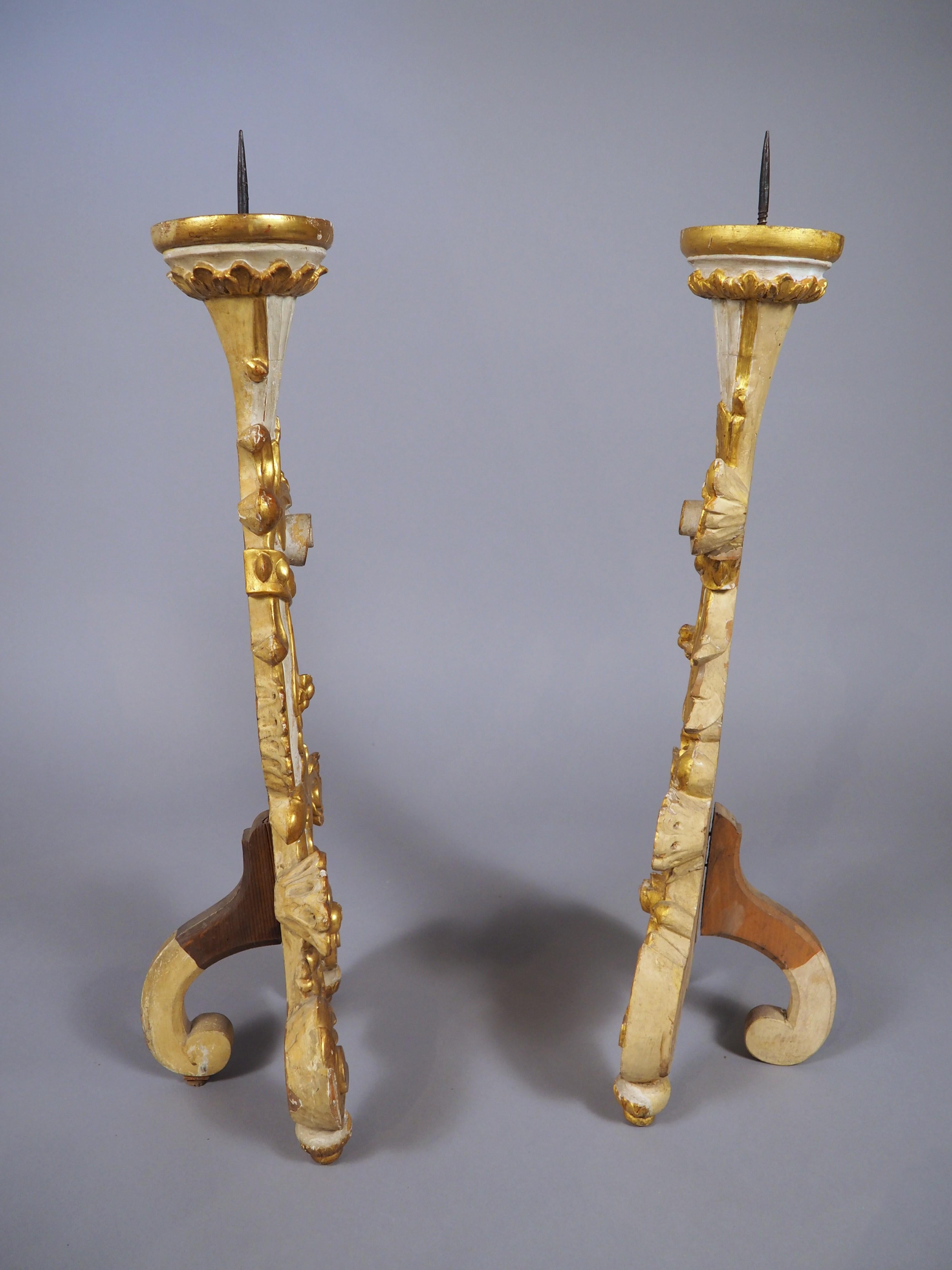Coppia di candelieri veneziani del XIX secolo in stile rococò dorati e dipinti in vendita 10