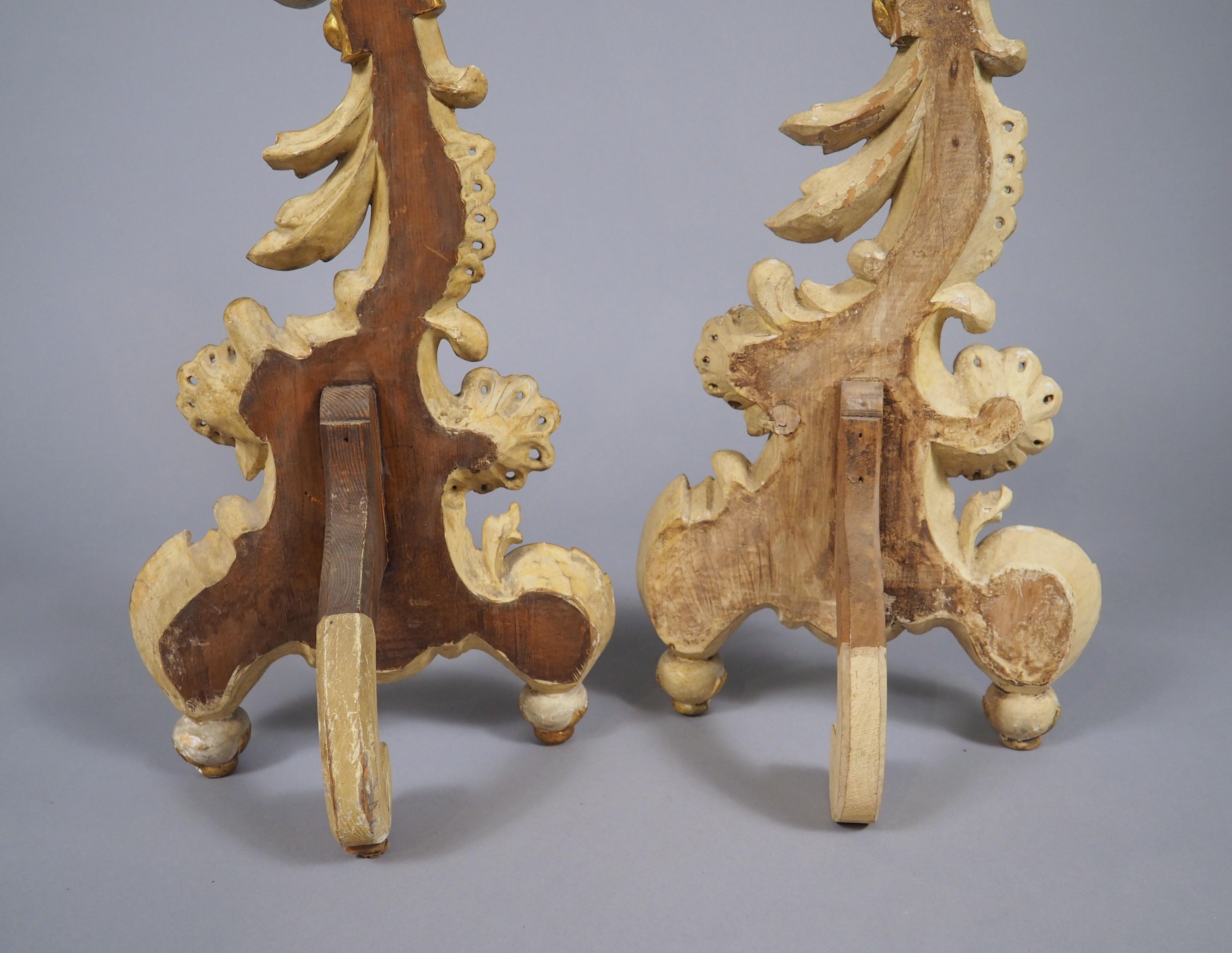 Ulteriori informazioni in arrivo...

Il movimento dinamico associato allo stile rococò è prevalente in questa coppia di candelieri veneziani.  Risalente al 1800, il legno intagliato a mano presenta elementi dipinti a mano combinati con splendide