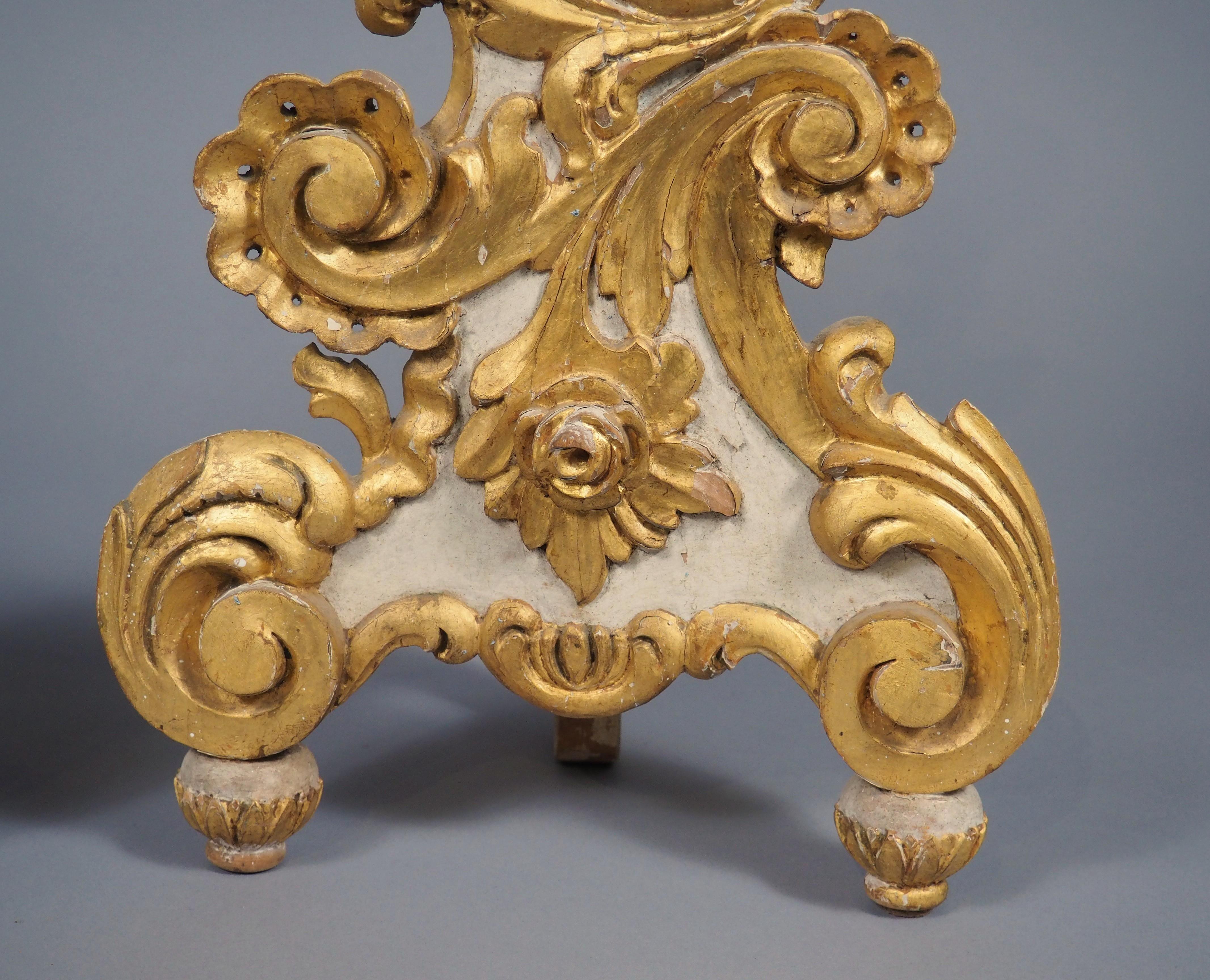 Italiano Coppia di candelieri veneziani del XIX secolo in stile rococò dorati e dipinti in vendita