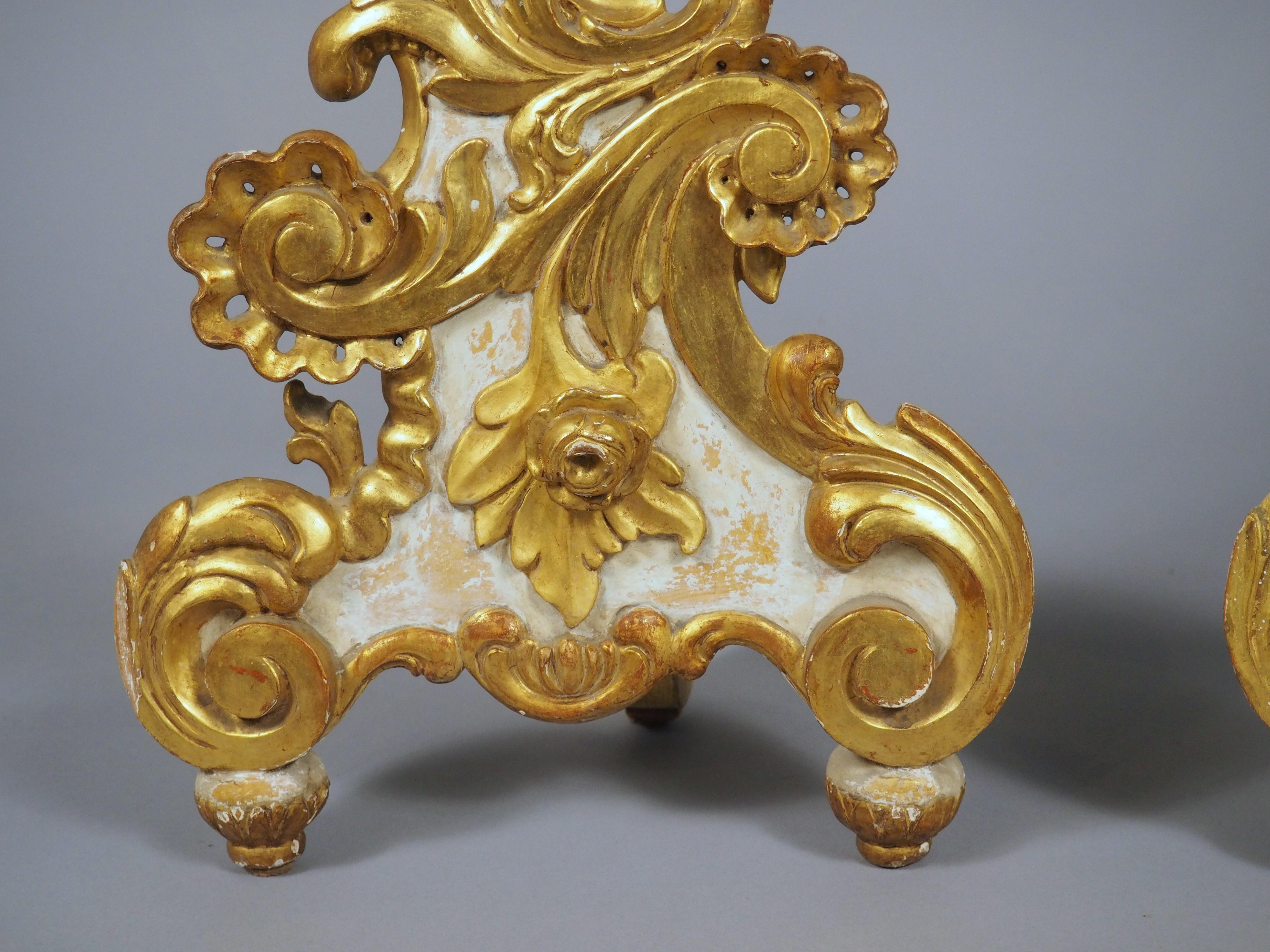 Intagliato a mano Coppia di candelieri veneziani del XIX secolo in stile rococò dorati e dipinti in vendita