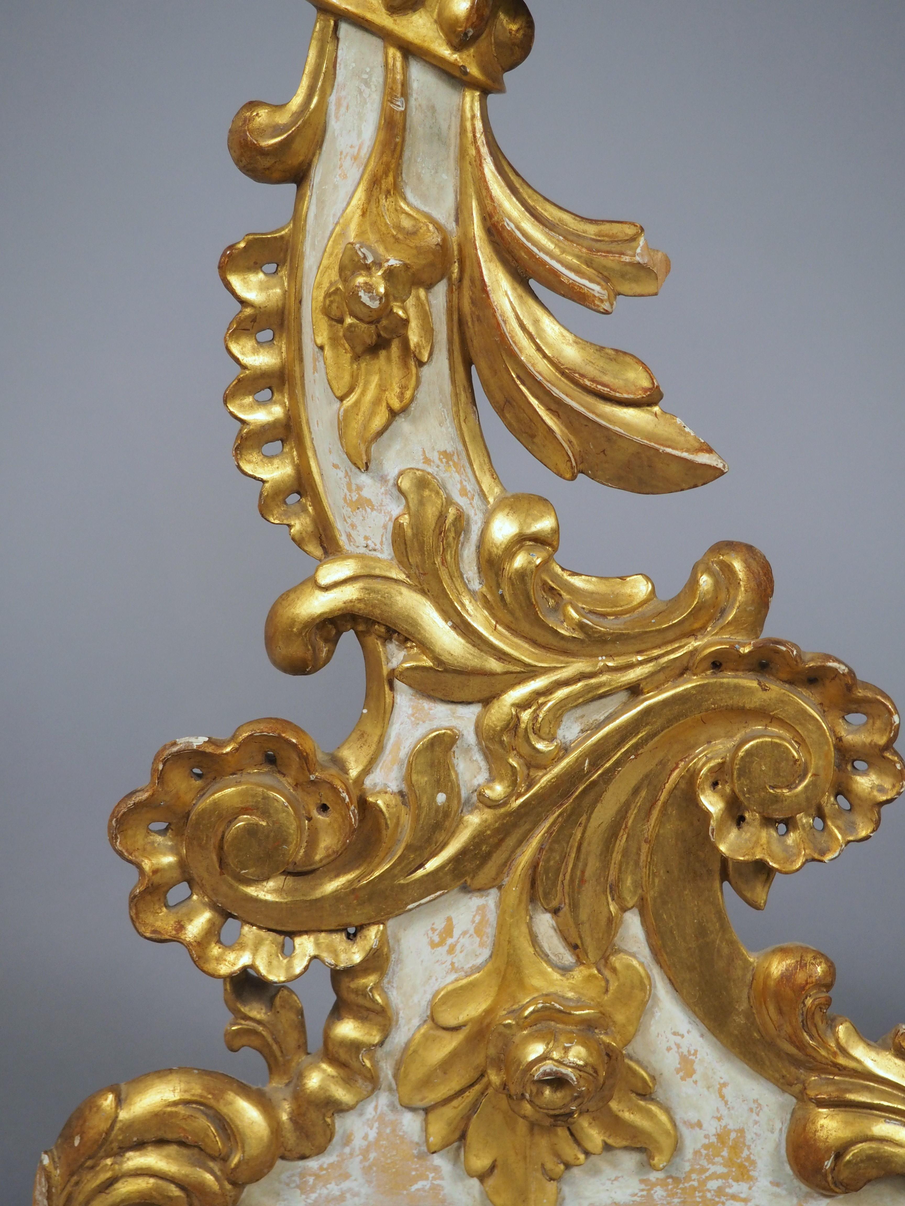 Coppia di candelieri veneziani del XIX secolo in stile rococò dorati e dipinti In condizioni buone in vendita a Dallas, TX