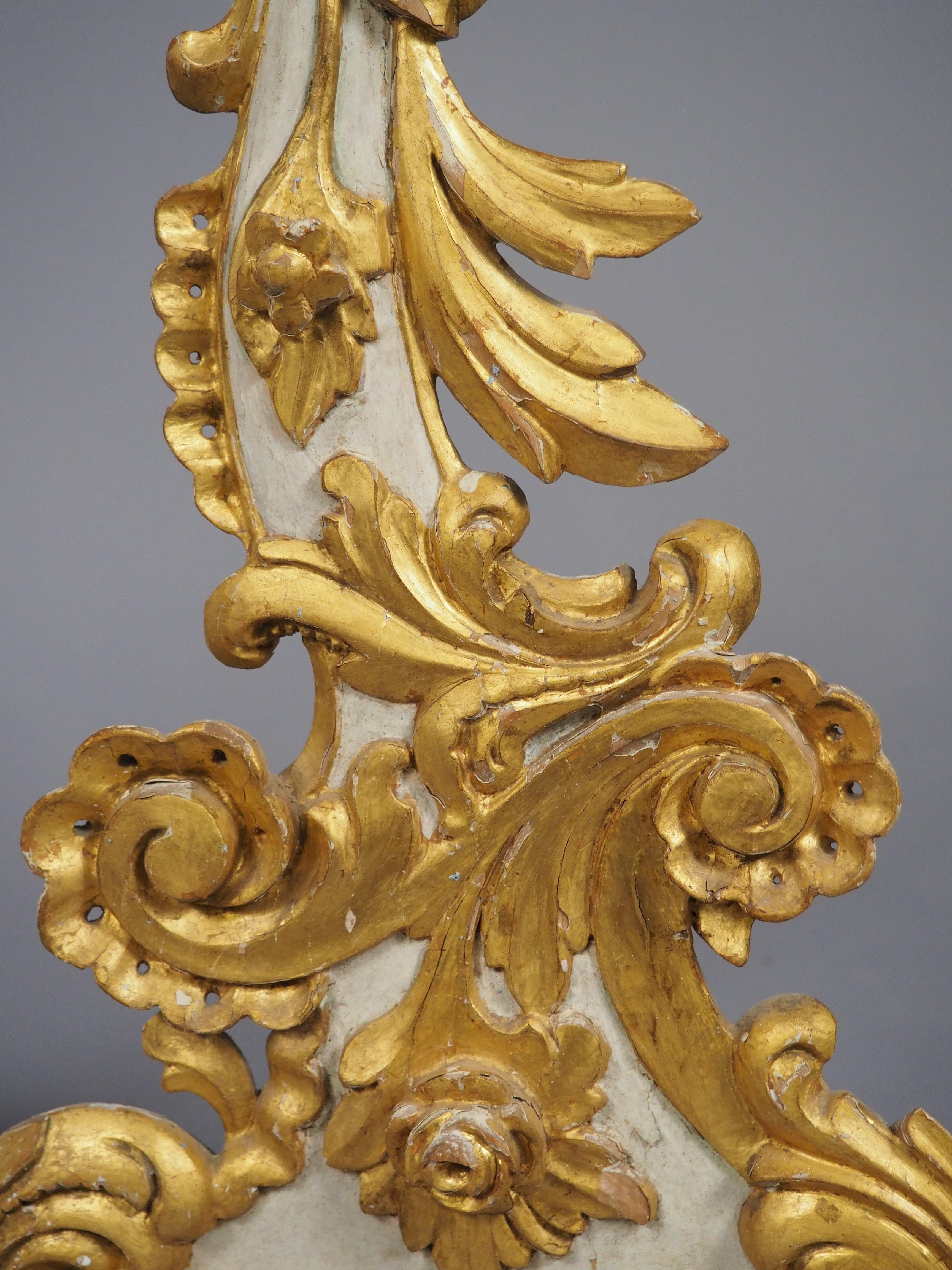 Metallo Coppia di candelieri veneziani del XIX secolo in stile rococò dorati e dipinti in vendita