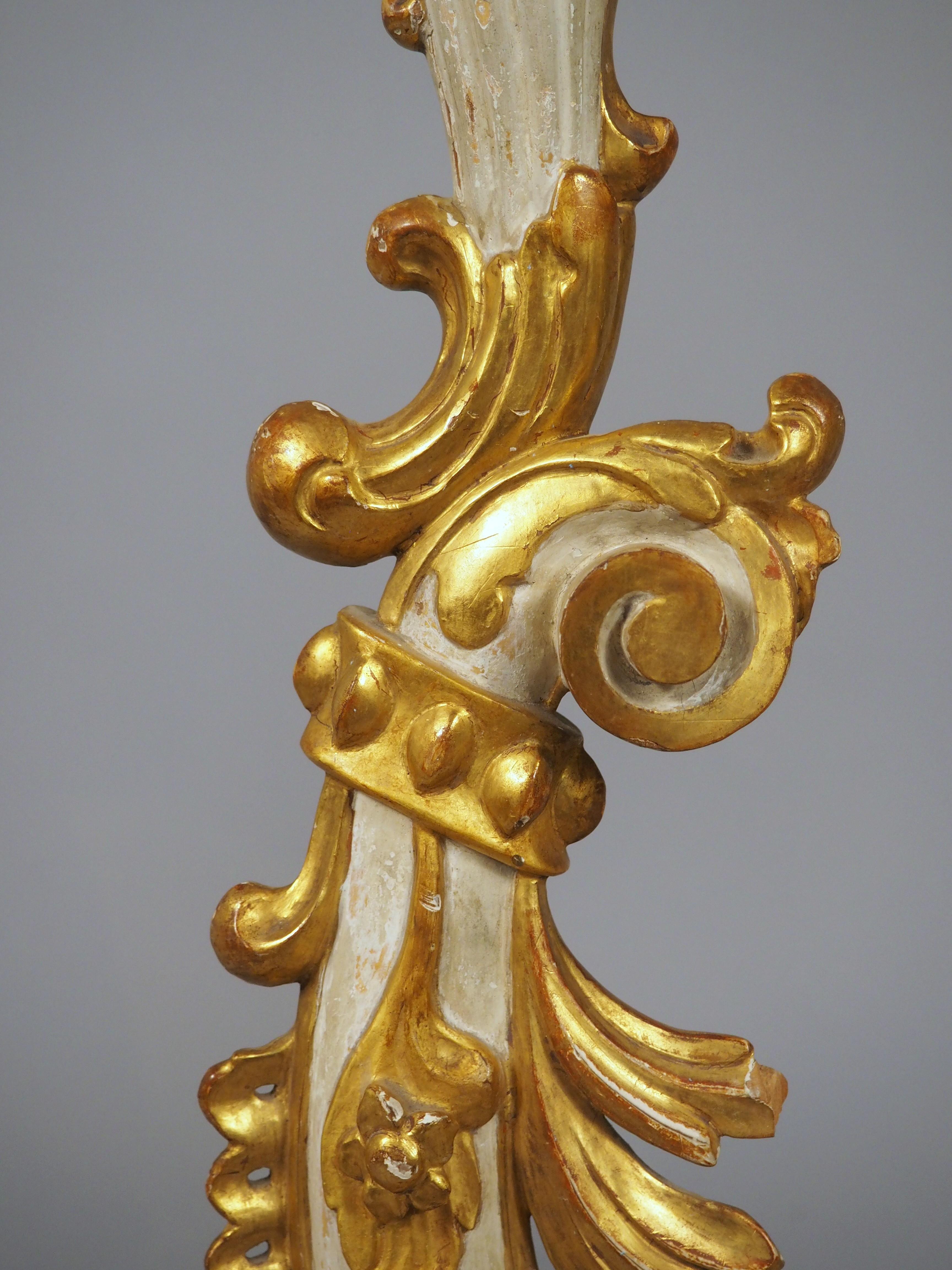 Coppia di candelieri veneziani del XIX secolo in stile rococò dorati e dipinti in vendita 1