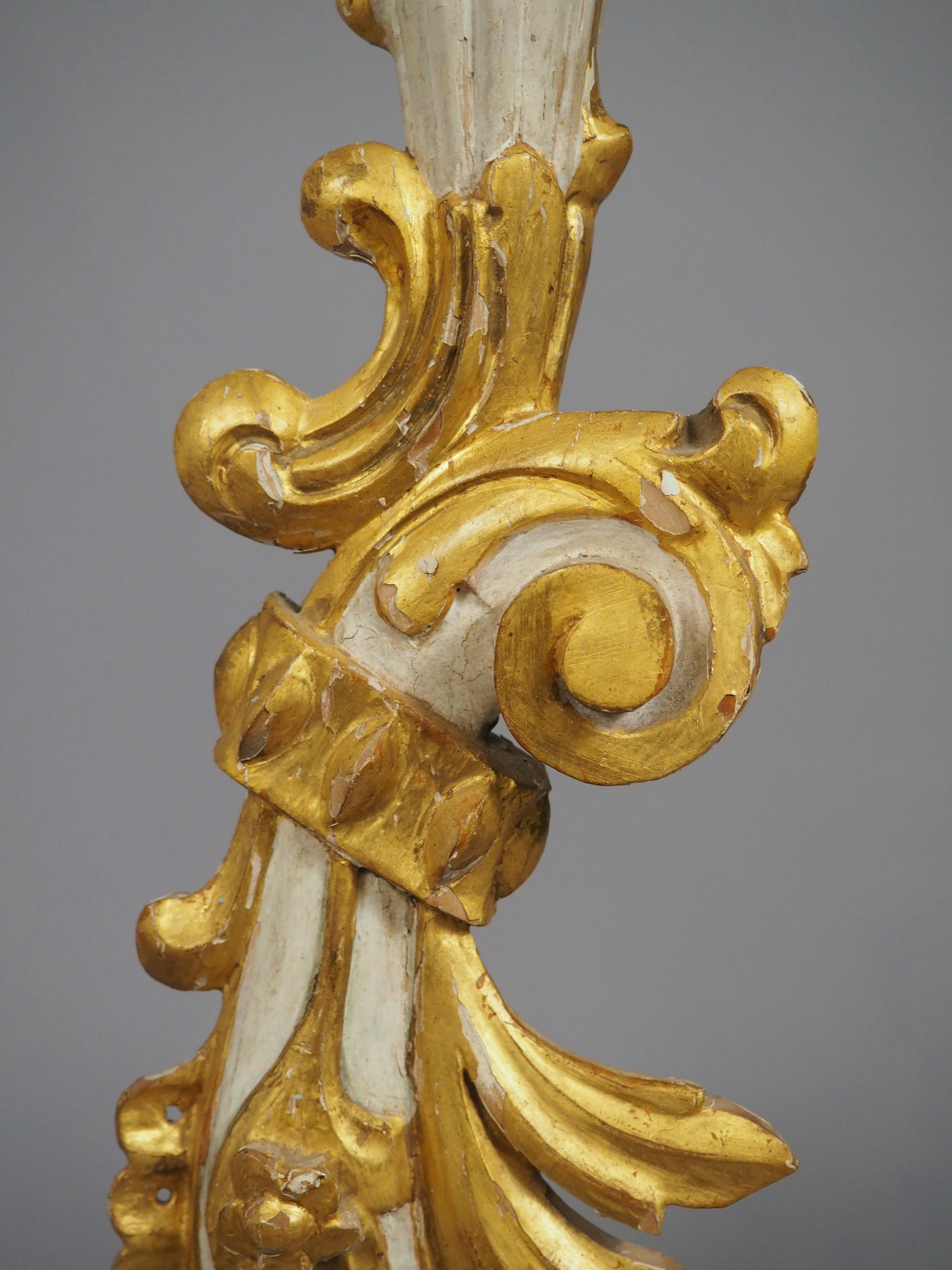 Coppia di candelieri veneziani del XIX secolo in stile rococò dorati e dipinti in vendita 2