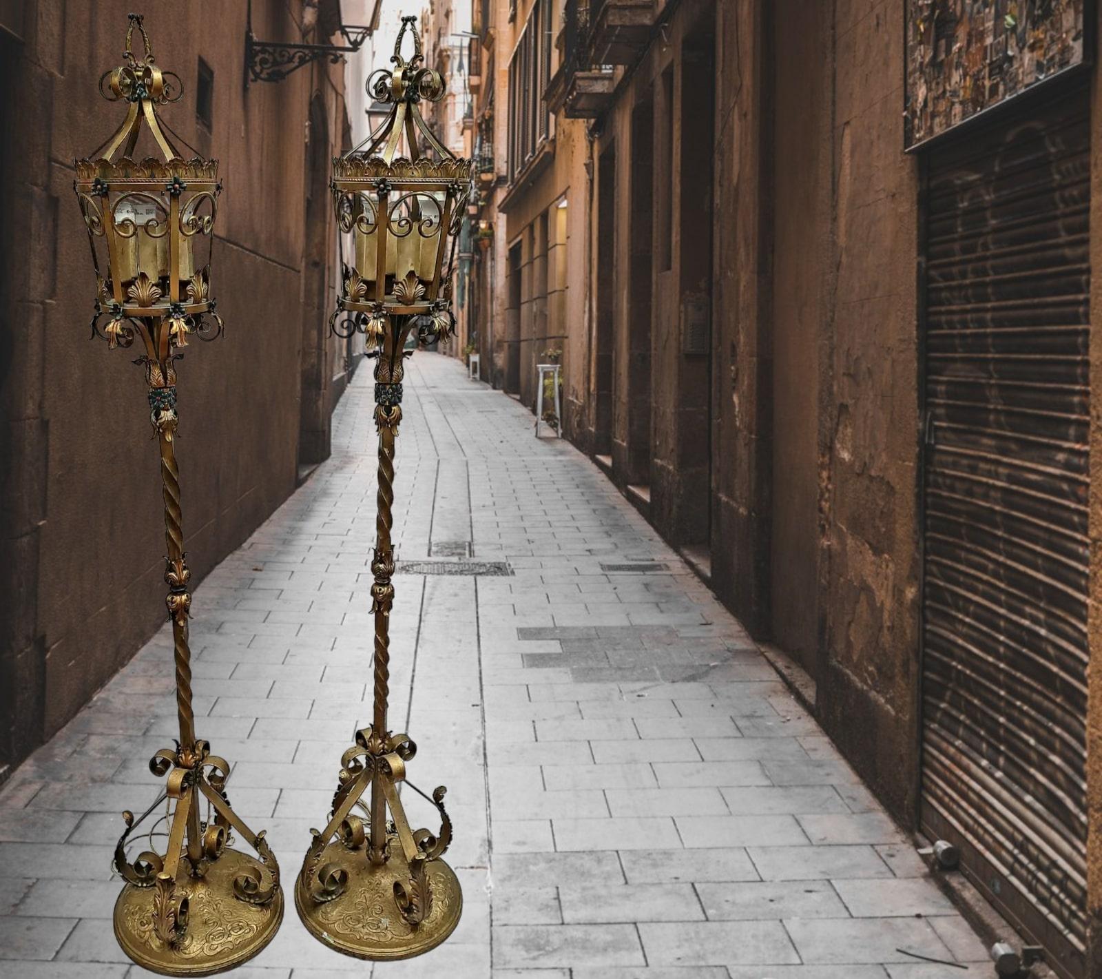 Pair  of 19th Century Venetian Tole Floor Lanterns For Sale 5