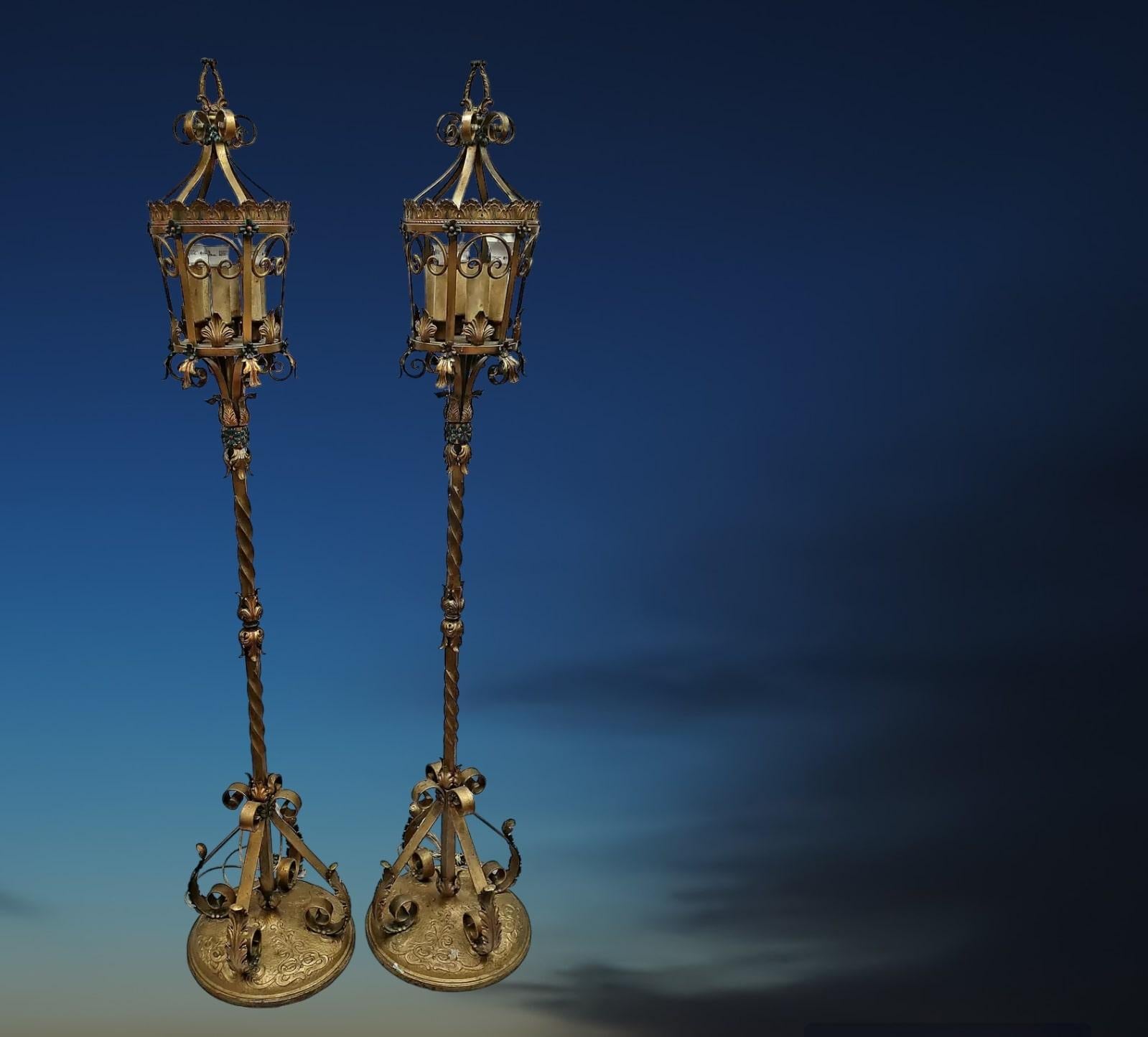 Pair  of 19th Century Venetian Tole Floor Lanterns For Sale 7