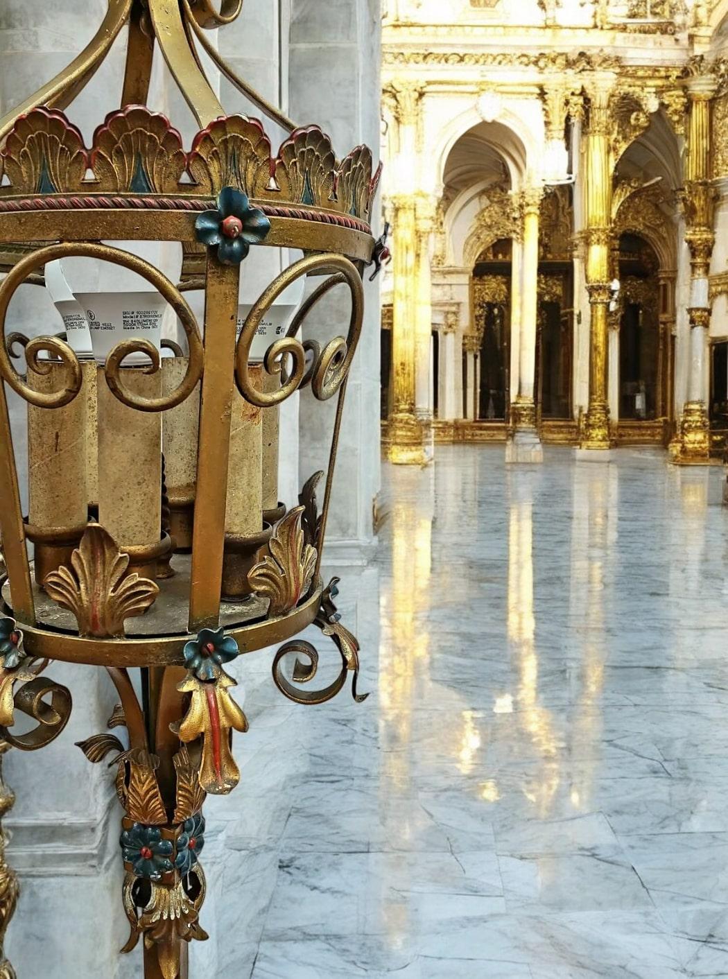 Pair  of 19th Century Venetian Tole Floor Lanterns In Good Condition For Sale In North Palm Beach, FL
