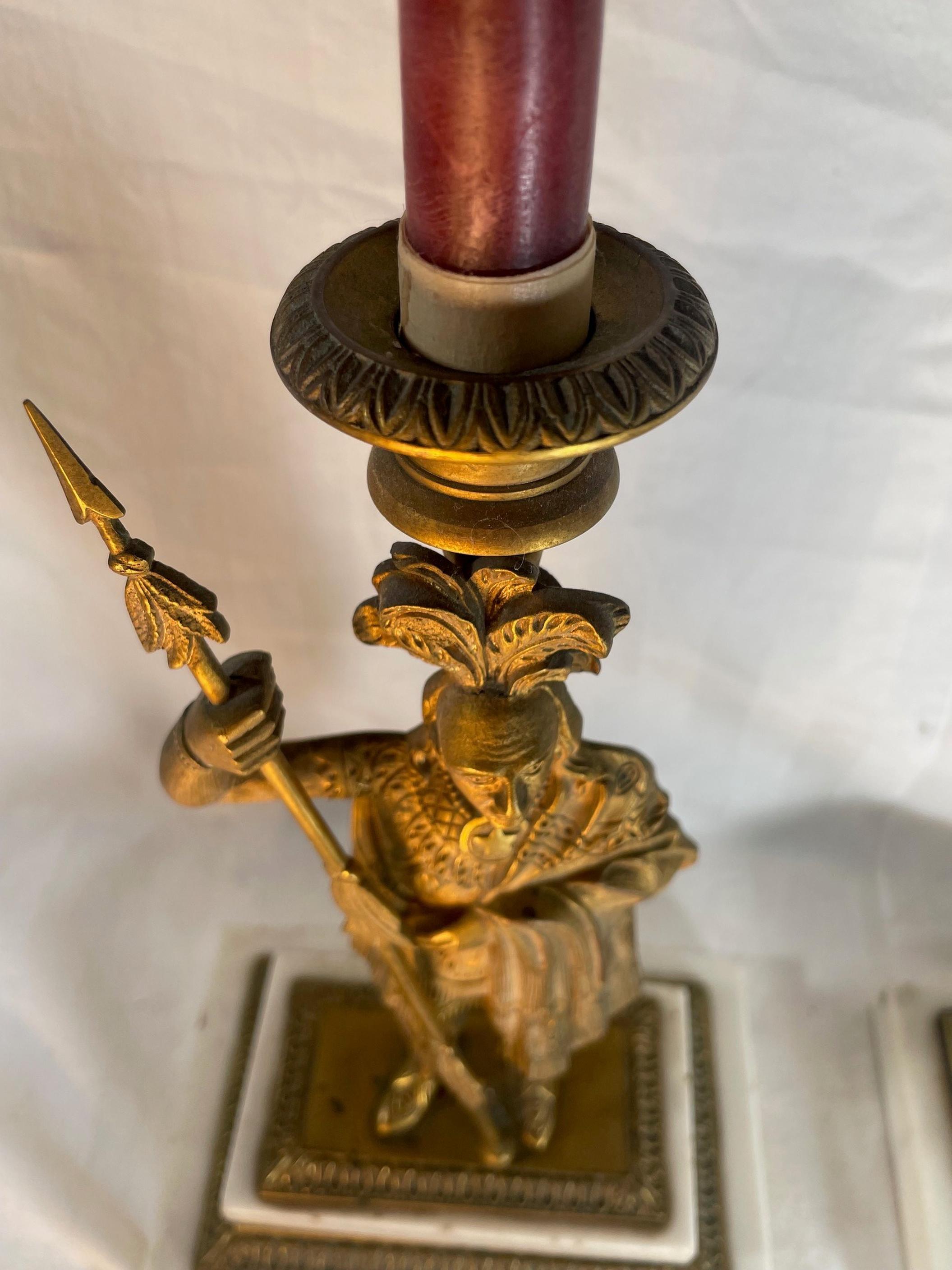 Paar viktorianische figurale Kerzenständer aus Bronze und Goldbronze des 19. Jahrhunderts.  im Angebot 5
