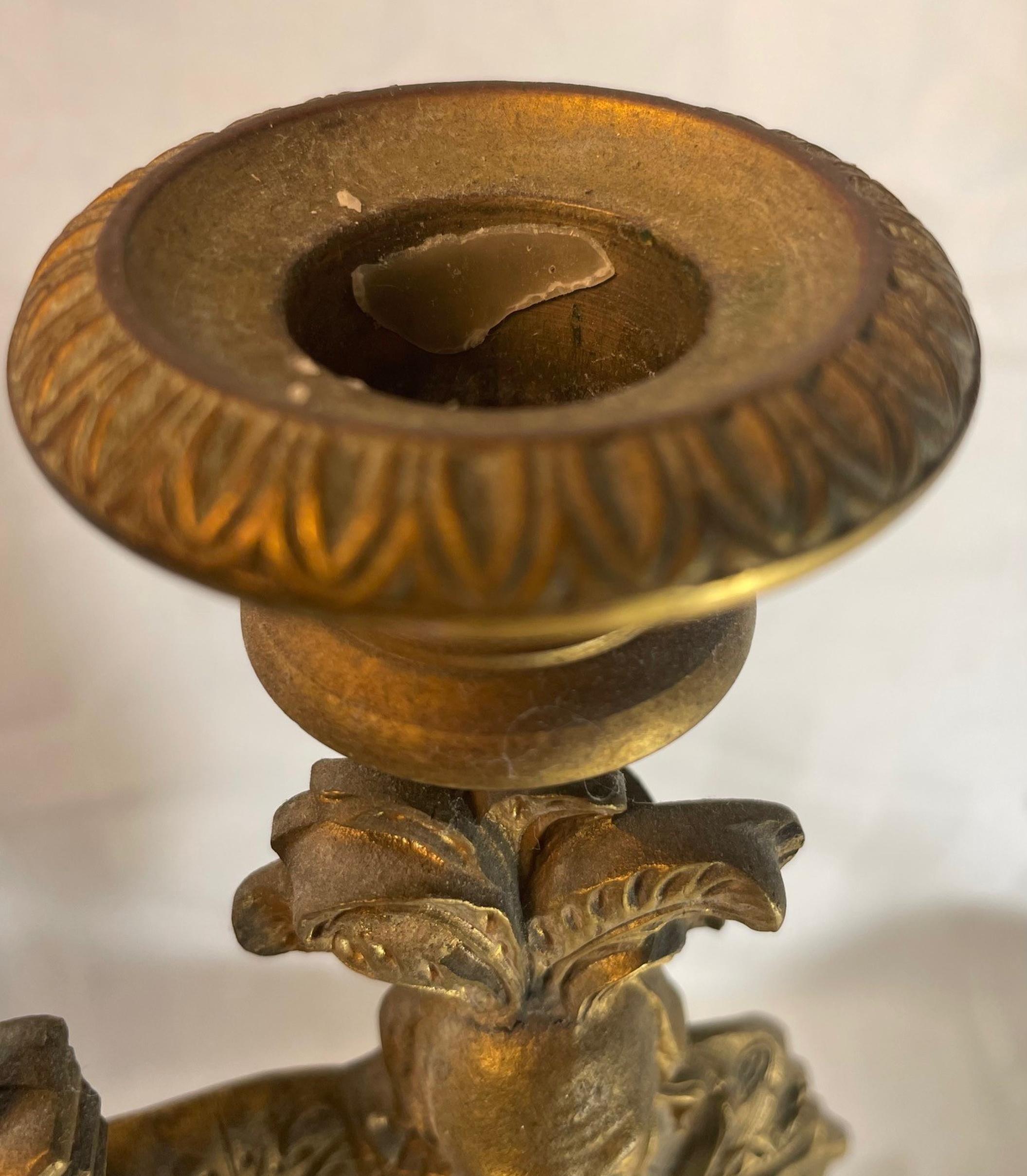 Paire de chandeliers victoriens du 19ème siècle en bronze et ormolu.  en vente 4