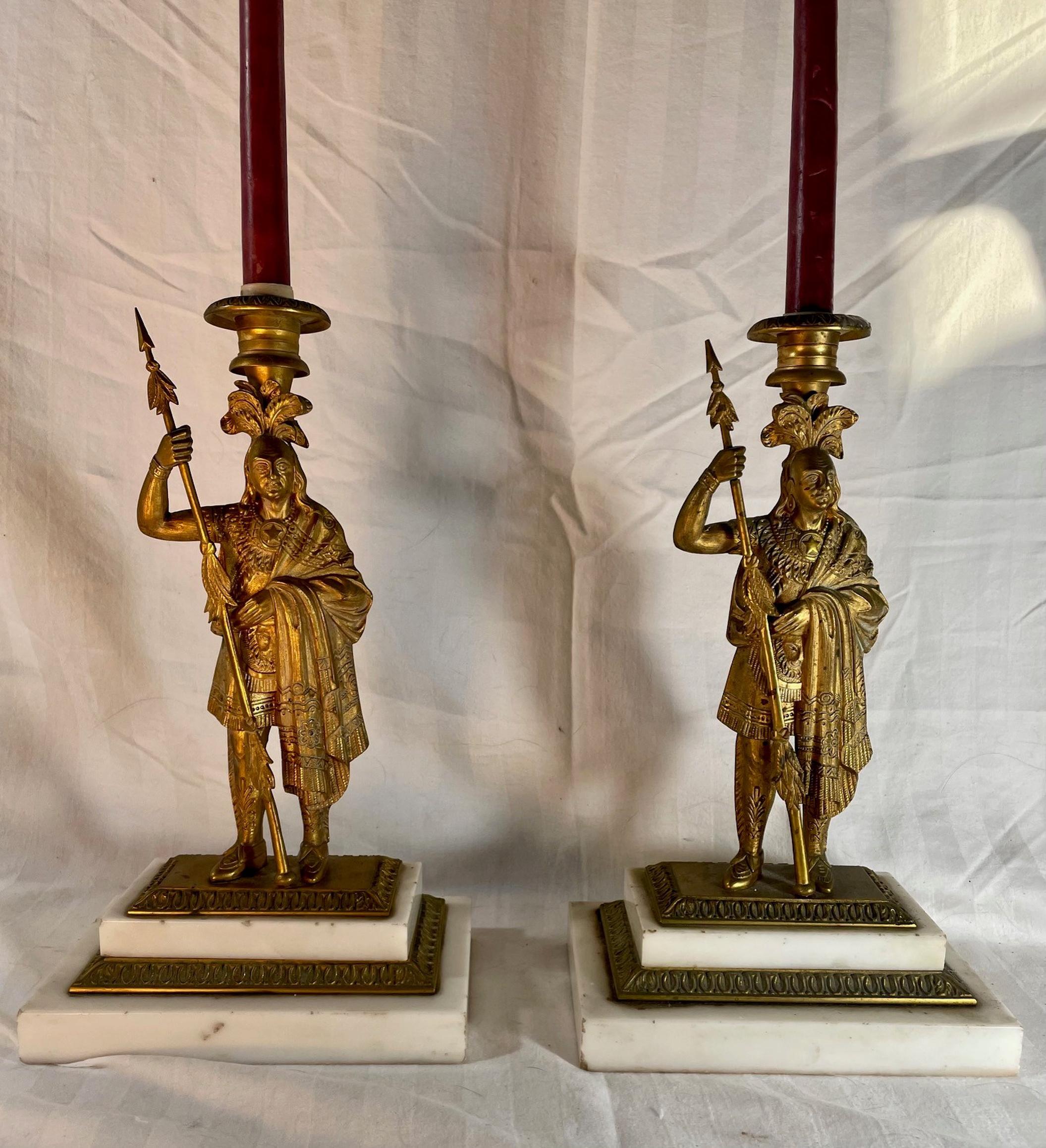 Bronze Paire de chandeliers victoriens du 19ème siècle en bronze et ormolu.  en vente