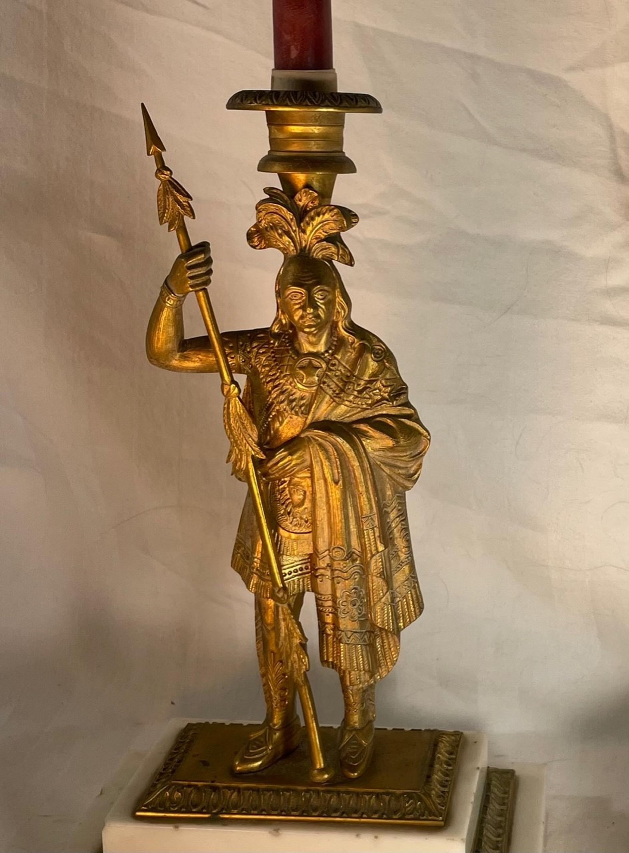 Paar viktorianische figurale Kerzenständer aus Bronze und Goldbronze des 19. Jahrhunderts.  im Angebot 3