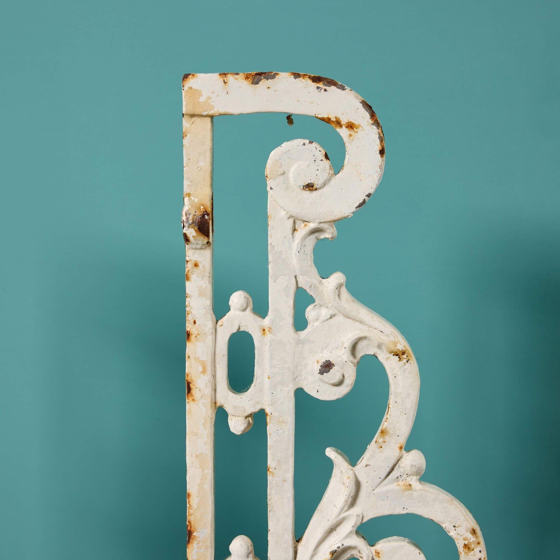 Pair of 19th Century Victorian Cast Iron Wall Brackets In Fair Condition For Sale In Wormelow, Herefordshire