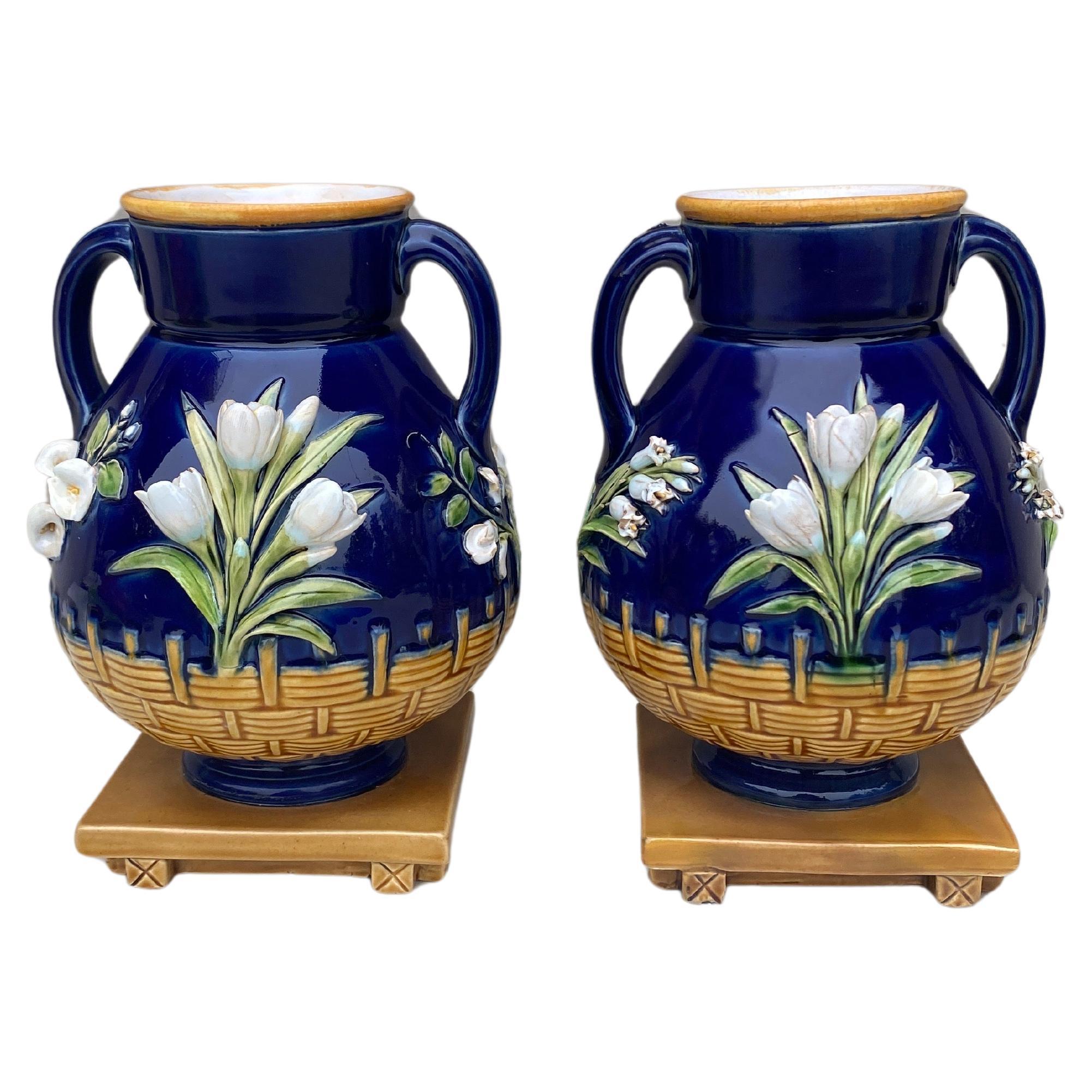Paire de vases en cobalt de l'époque victorienne du 19e siècle Minton.
Décoré de fleurs blanches.
