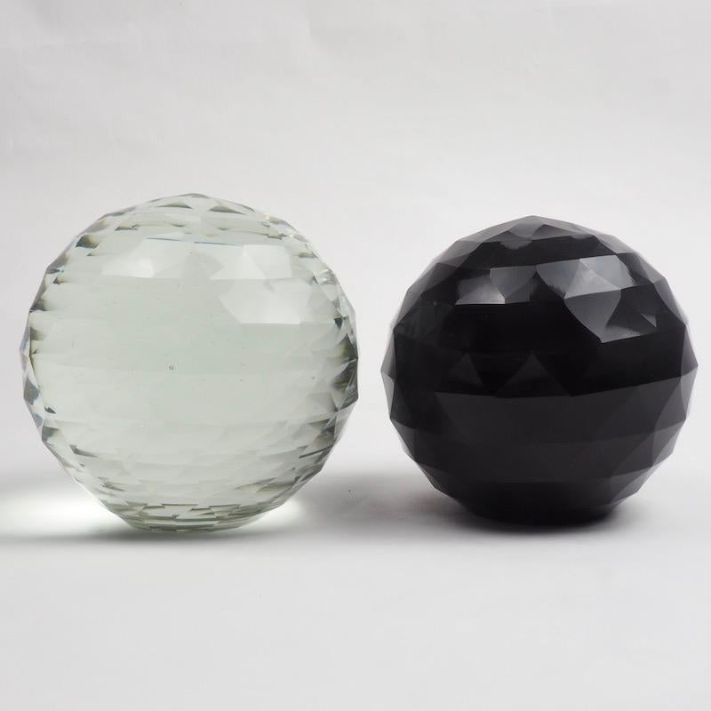 Ein Paar viktorianische facettierte geschliffene Glas sehr große Kugel Briefbeschwerer des 19. Jahrhunderts von kontrastierenden klar und schwarz beenden. Jede Kugel ist mit einem geometrischen Facettenschliff versehen, der das Licht auf ihrer