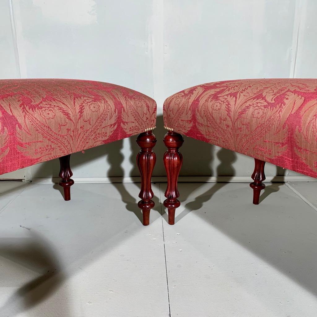 Pair of 19th Century Victorian Long Stools Newly Upholstered in Embroidered Silk im Zustand „Gut“ im Angebot in Uppingham, Rutland