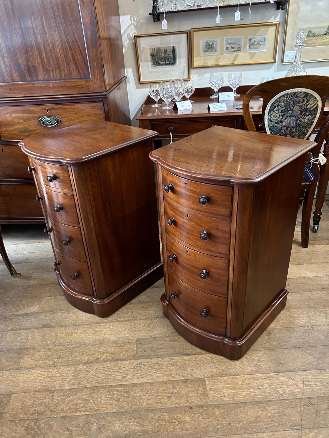 English Pair of 19th Century Victorian Mahogany Bedside Tables