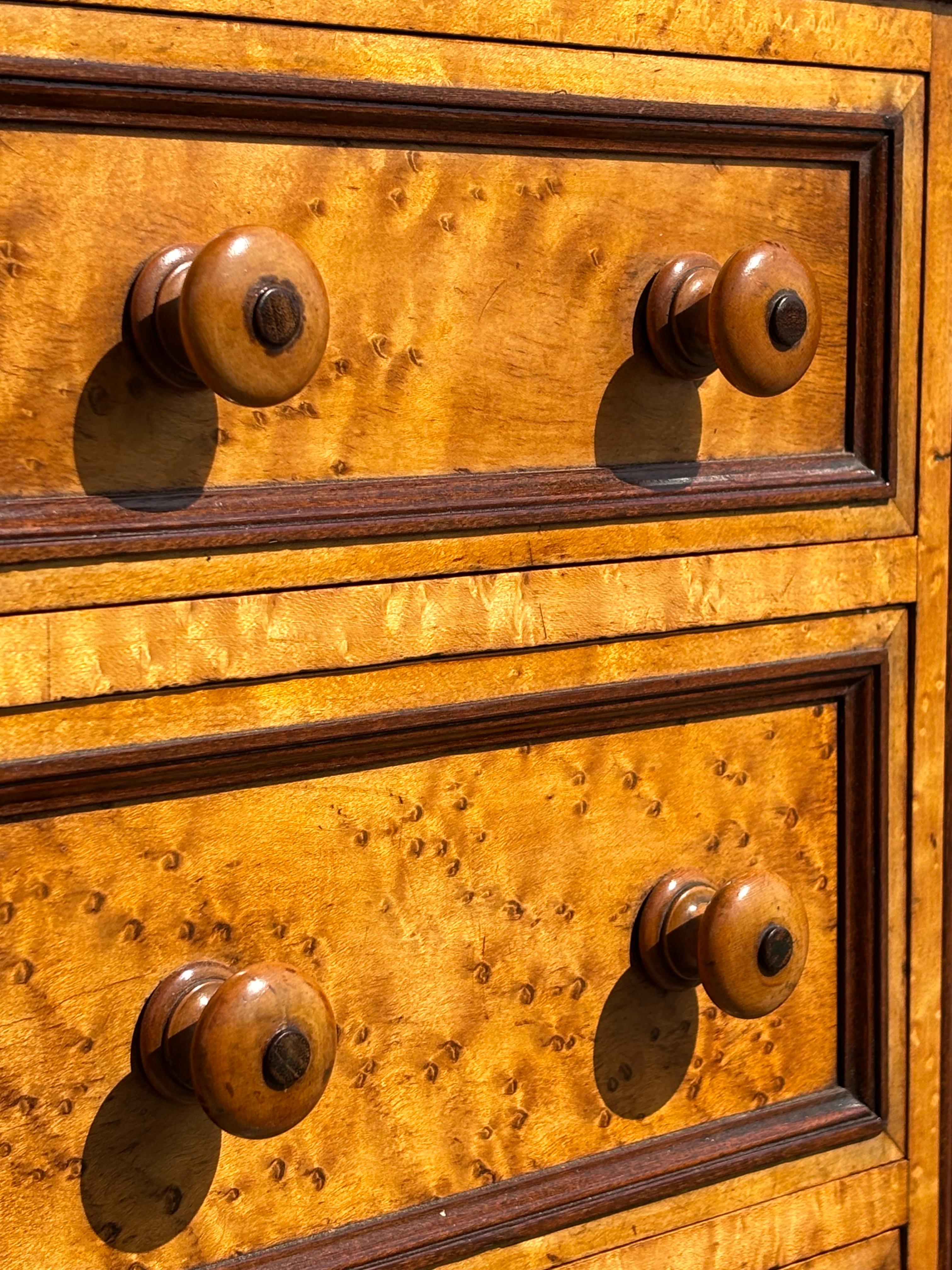 Érable piqué Paire de commodes de chevet d'époque victorienne du 19ème siècle en érable piqué en vente