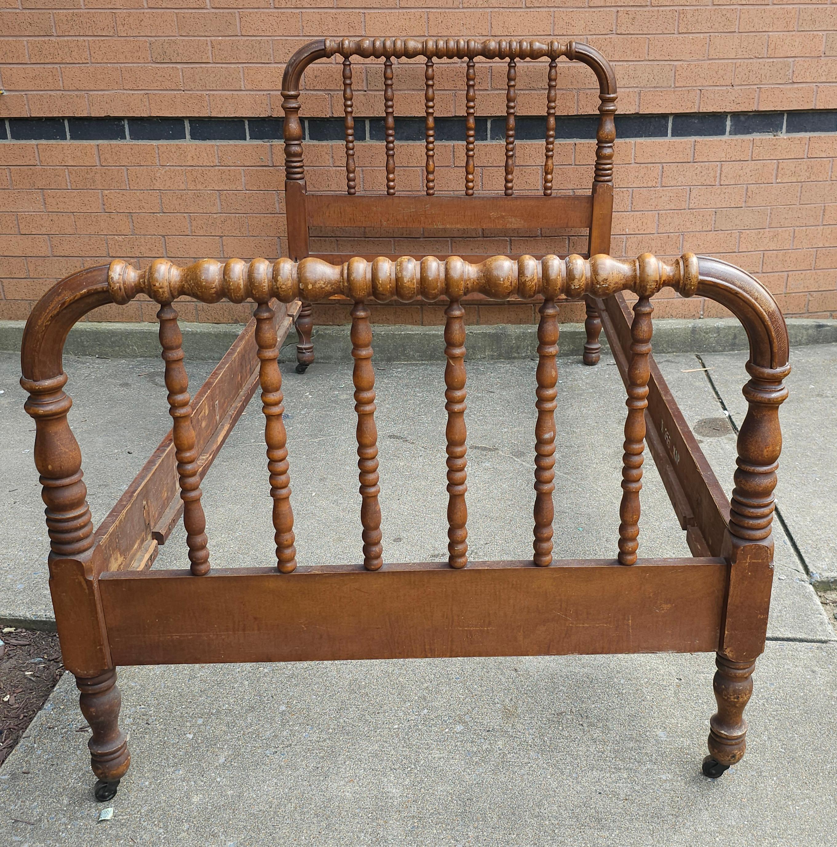 American Pair of 19th Century Victorian Spool Maple Twin Bedframes