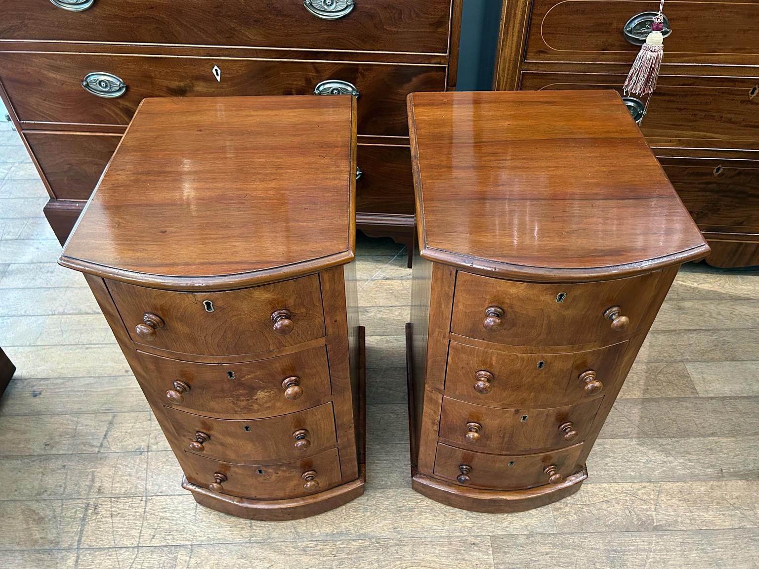Pair of 19th Century Victorian Walnut Bedside Tables In Good Condition In Richmond, Surrey