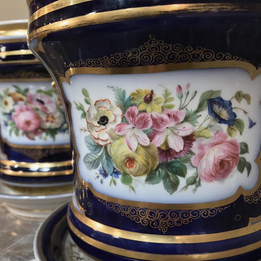Pair of 19th Century Vieux Paris Porcelain Hand-Painted Cachepots In Excellent Condition In Dallas, TX