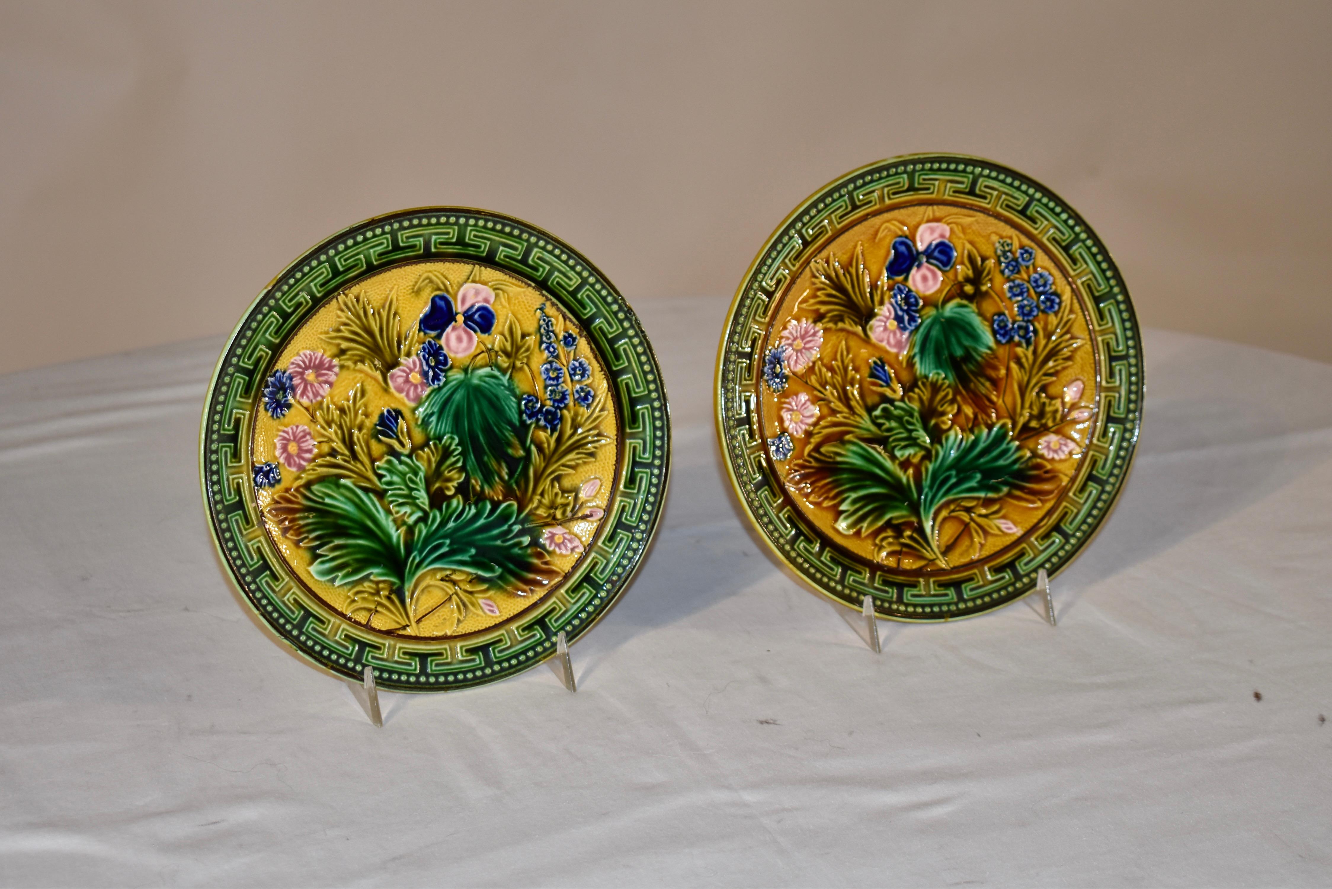 Ein Paar Villeroy & Boch-Majolika-Teller aus dem 19. Jahrhundert (Deutsch)