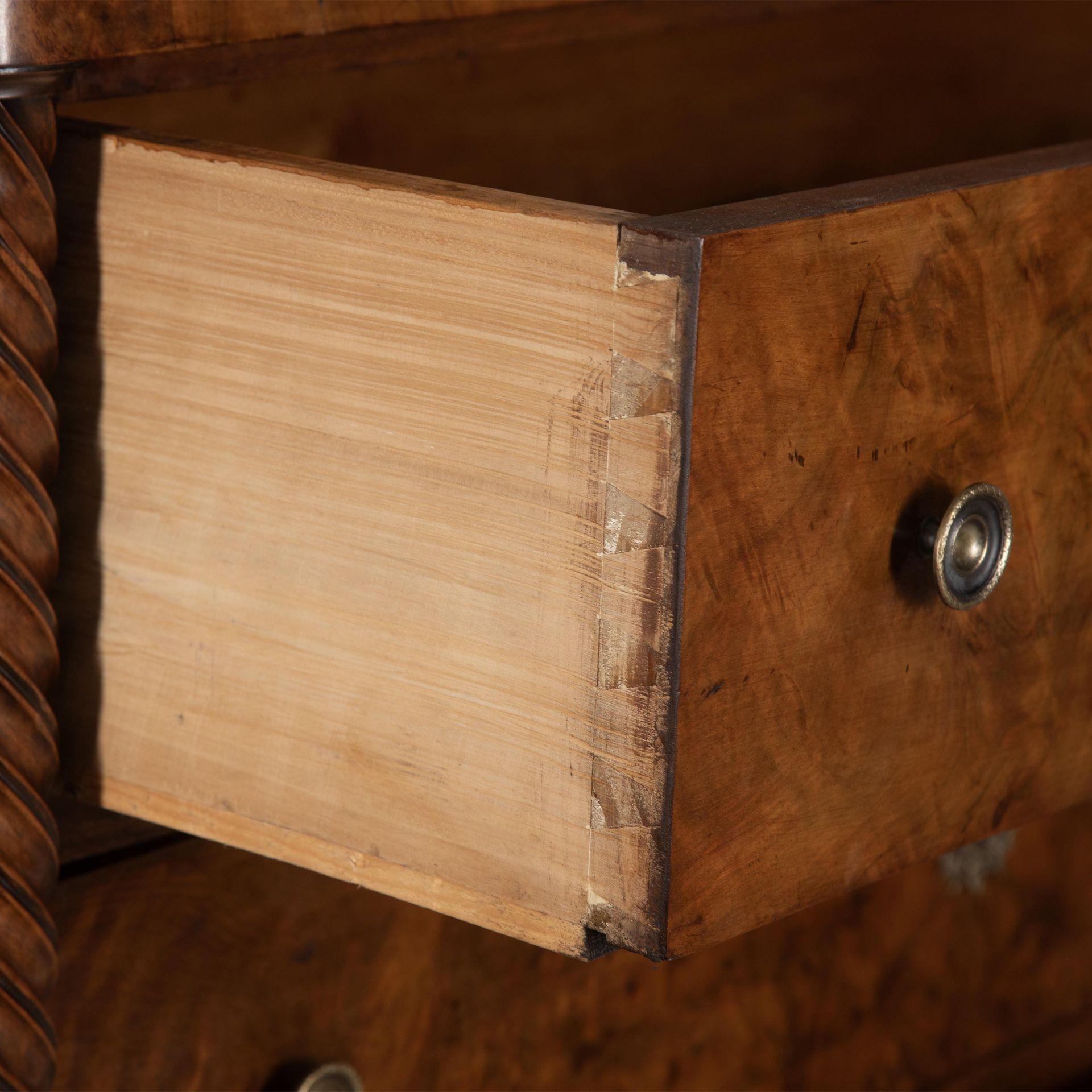 Coppia di commodes in noce del XIX secolo in vendita 5