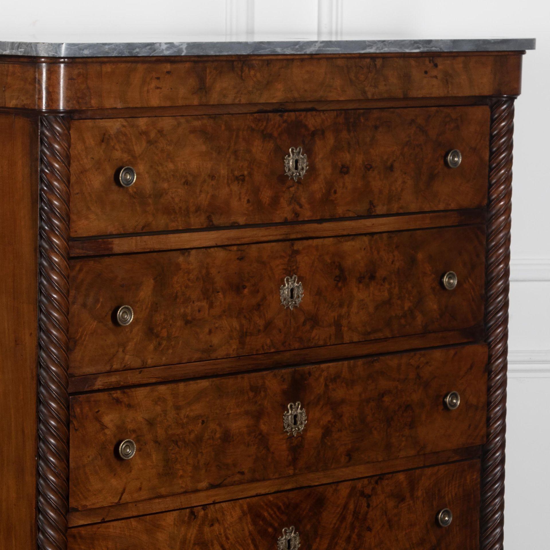 Country Coppia di commodes in noce del XIX secolo in vendita