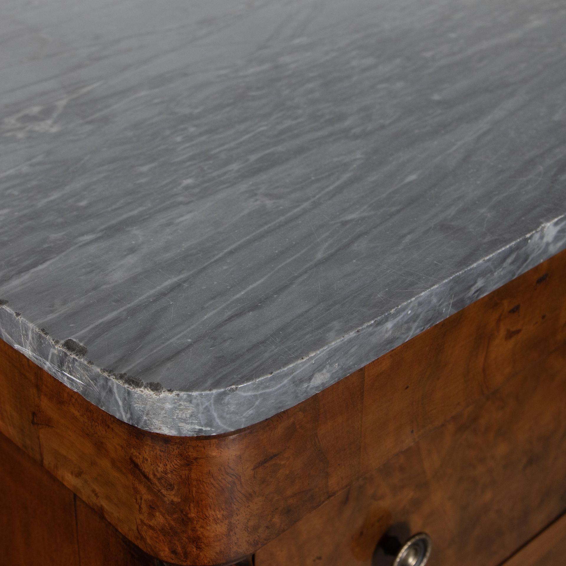 Marmo Coppia di commodes in noce del XIX secolo in vendita