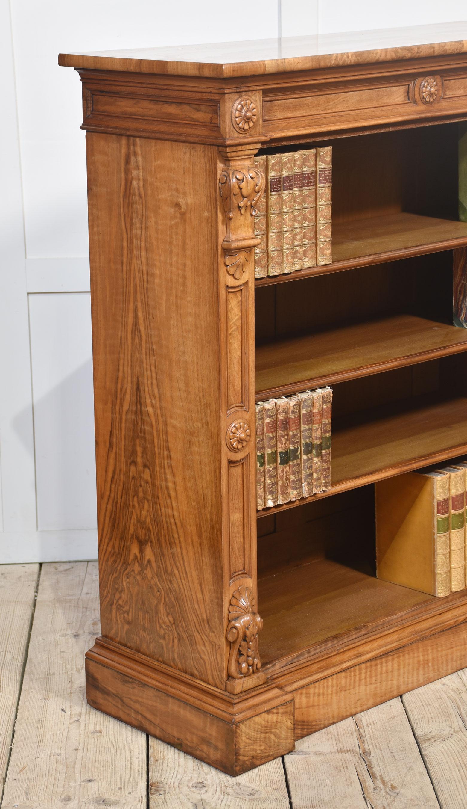 Paar offene Bücherschränke aus Nussbaumholz aus dem 19. im Angebot 9