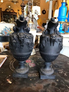 Paire d'aiguières en basalte noir Wedgwood du 19ème siècle