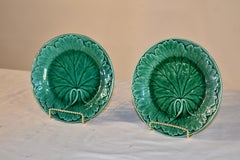 Pareja de platos de hojas de mayólica Wedgwood del siglo XIX
