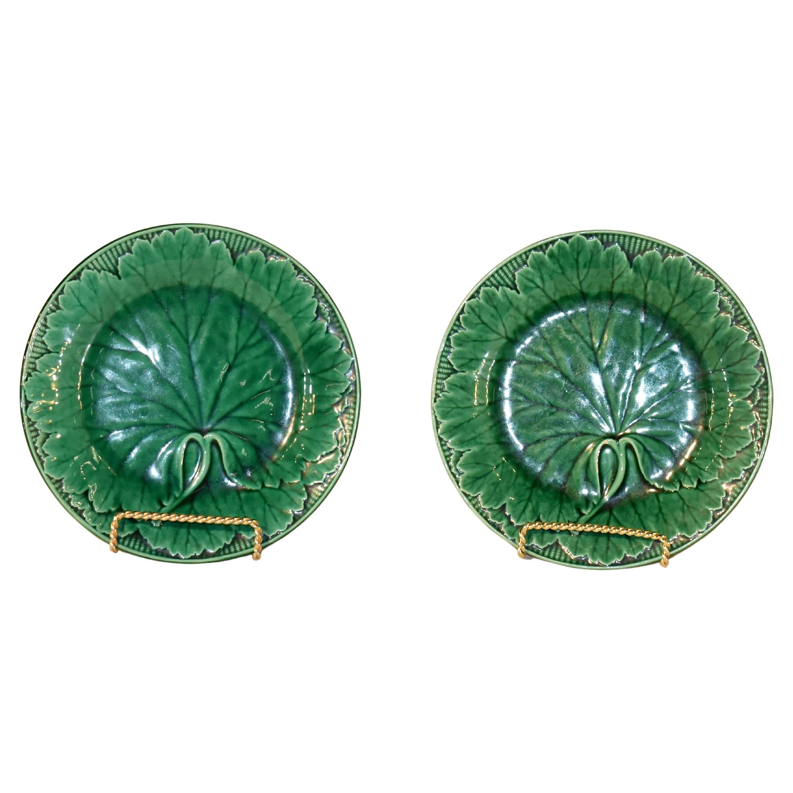 Paire d
assiettes à feuilles en majolique Wedgwood du XIXe siècle