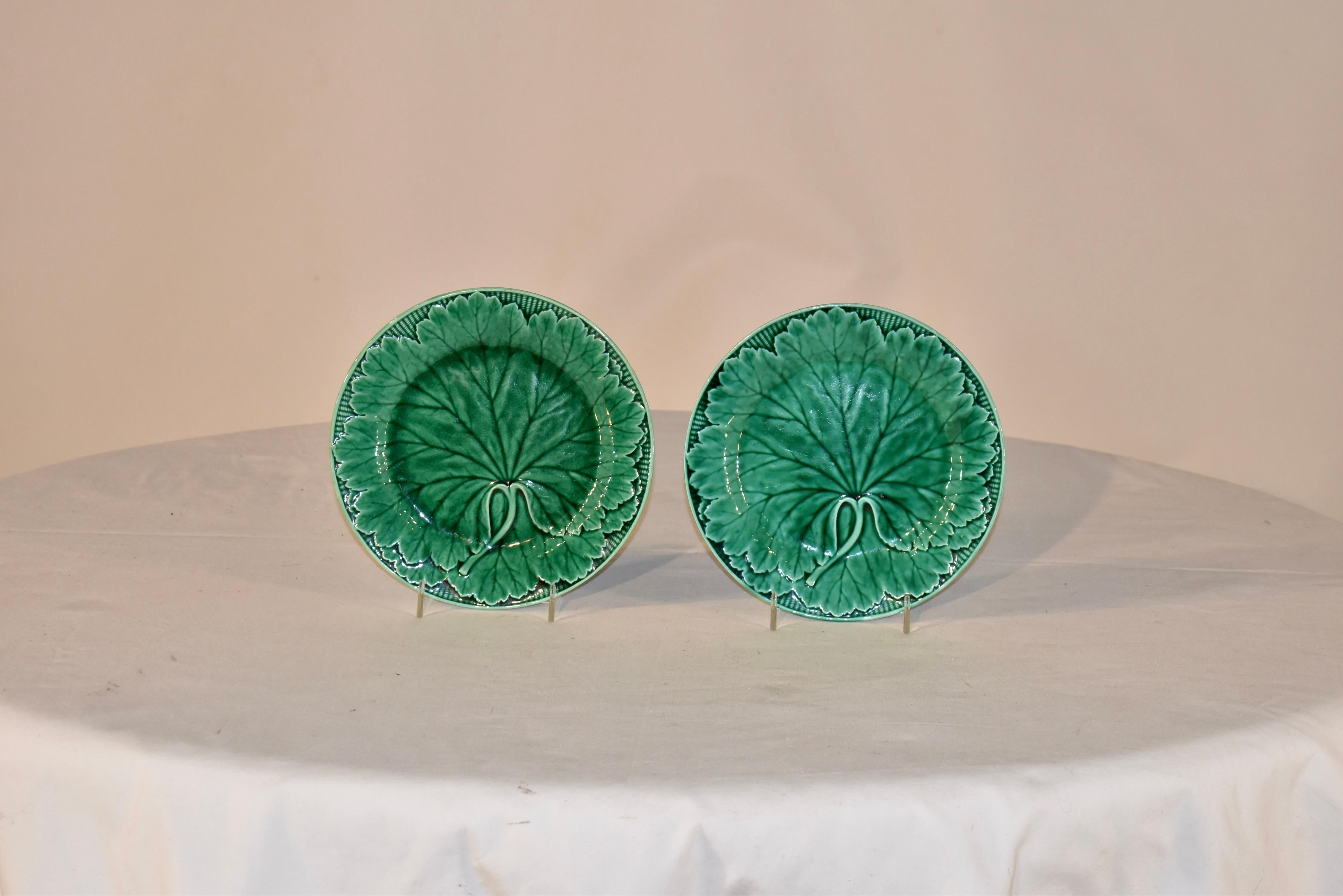 Paar Wedgwood-Majolika-Teller aus dem 19. Jahrhundert (Glasiert) im Angebot