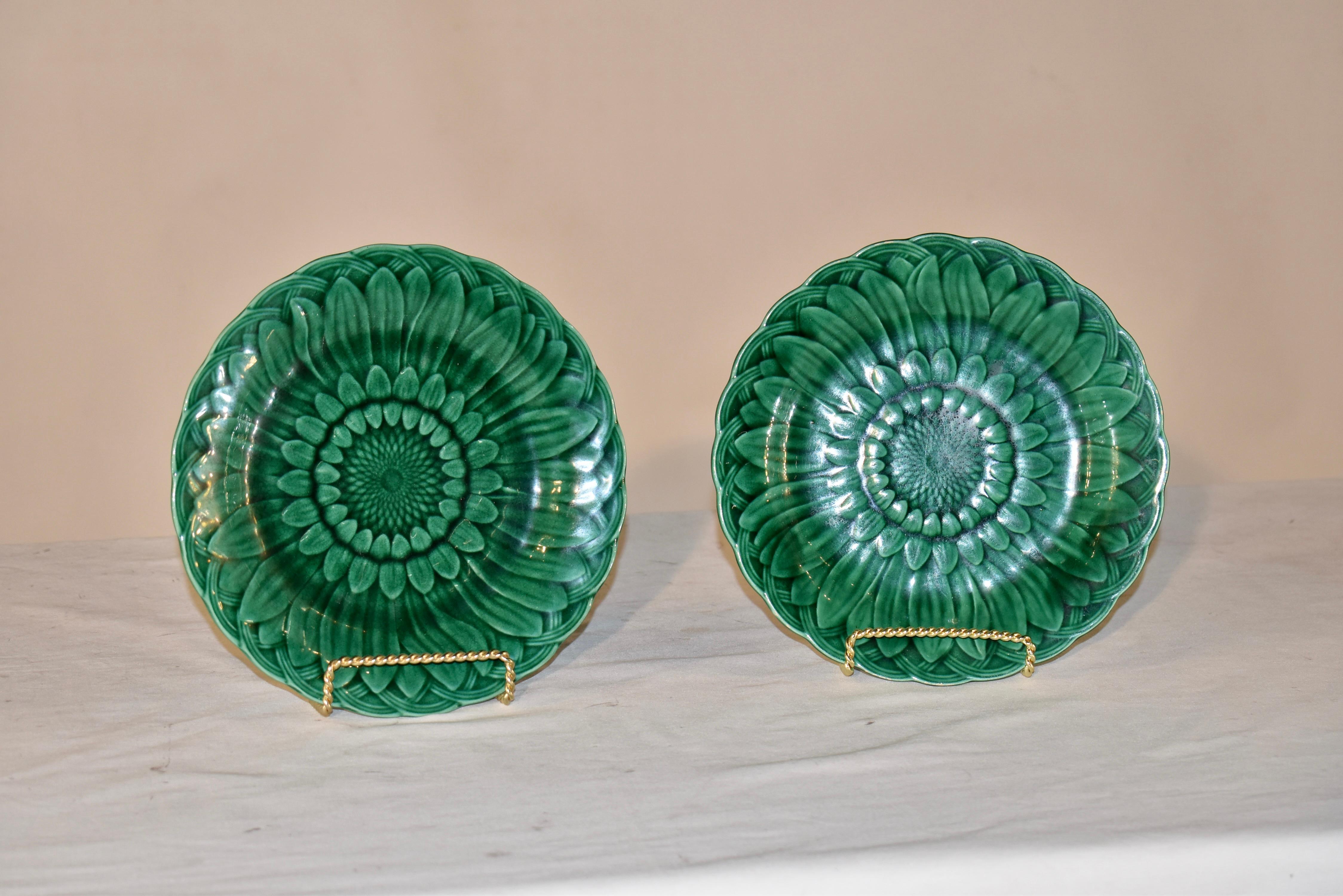 Victorien Paire d'assiettes à tournesol en majolique de Wedgwood du XIXe siècle en vente