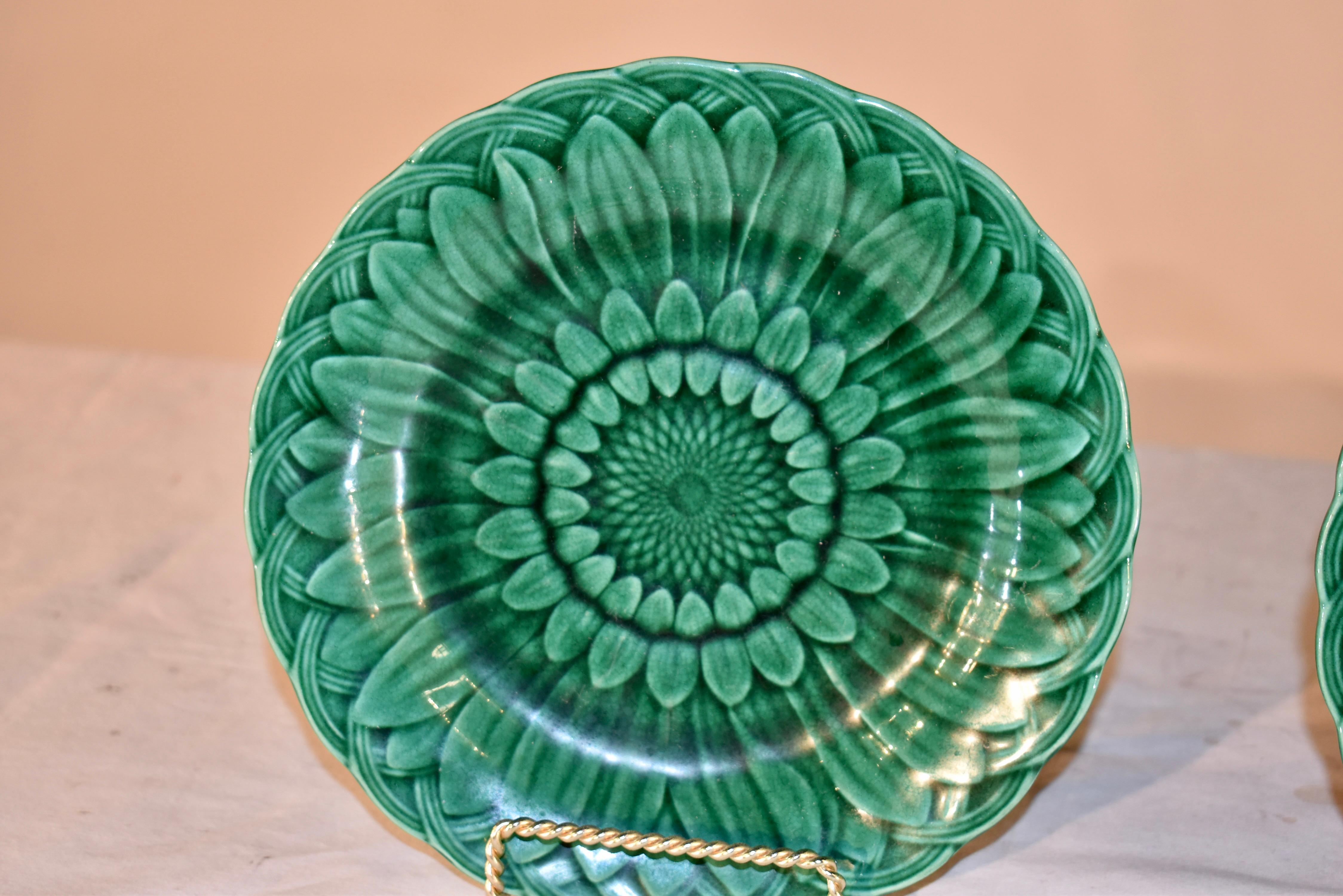 Anglais Paire d'assiettes à tournesol en majolique de Wedgwood du XIXe siècle en vente