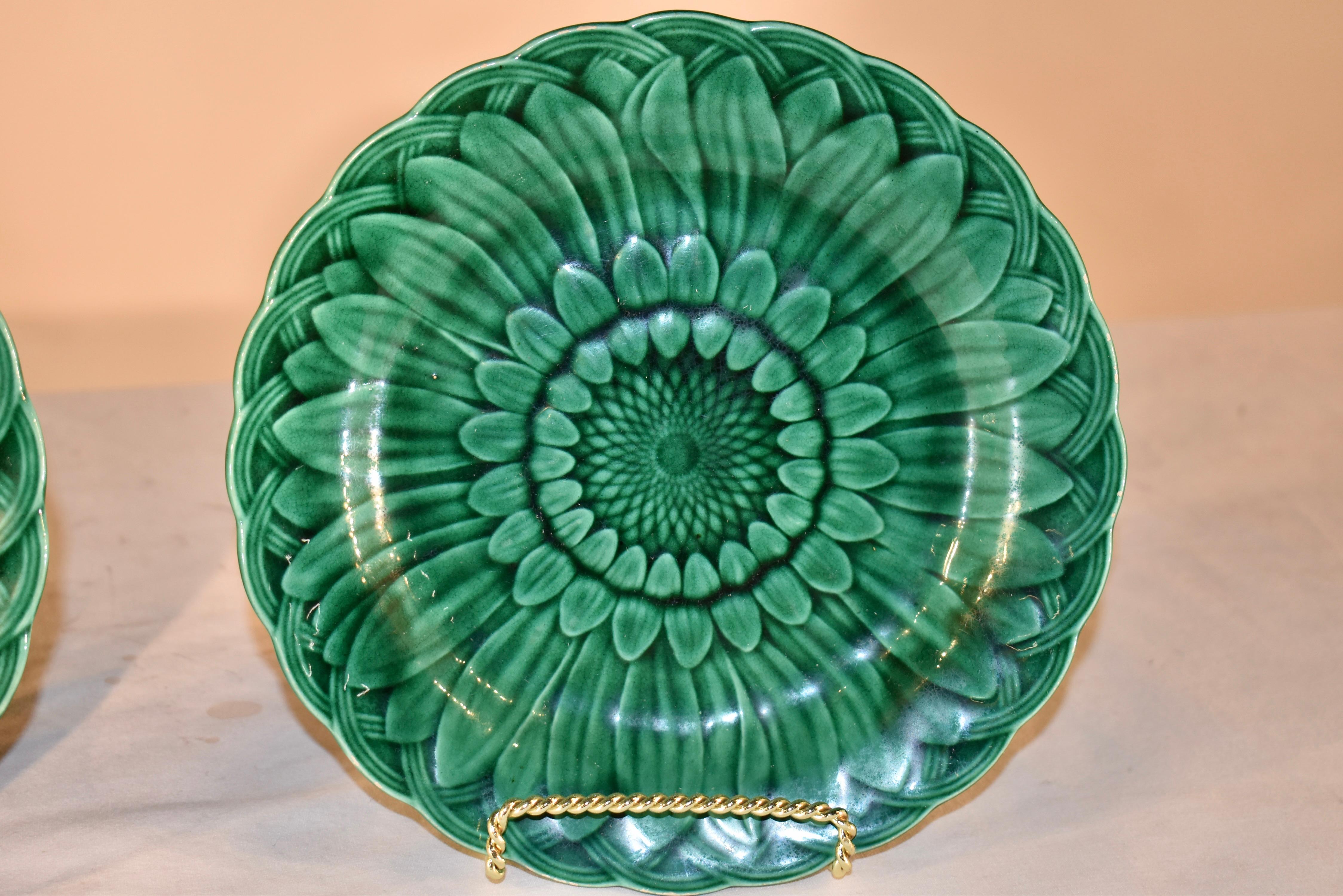 Vernissé Paire d'assiettes à tournesol en majolique de Wedgwood du XIXe siècle en vente