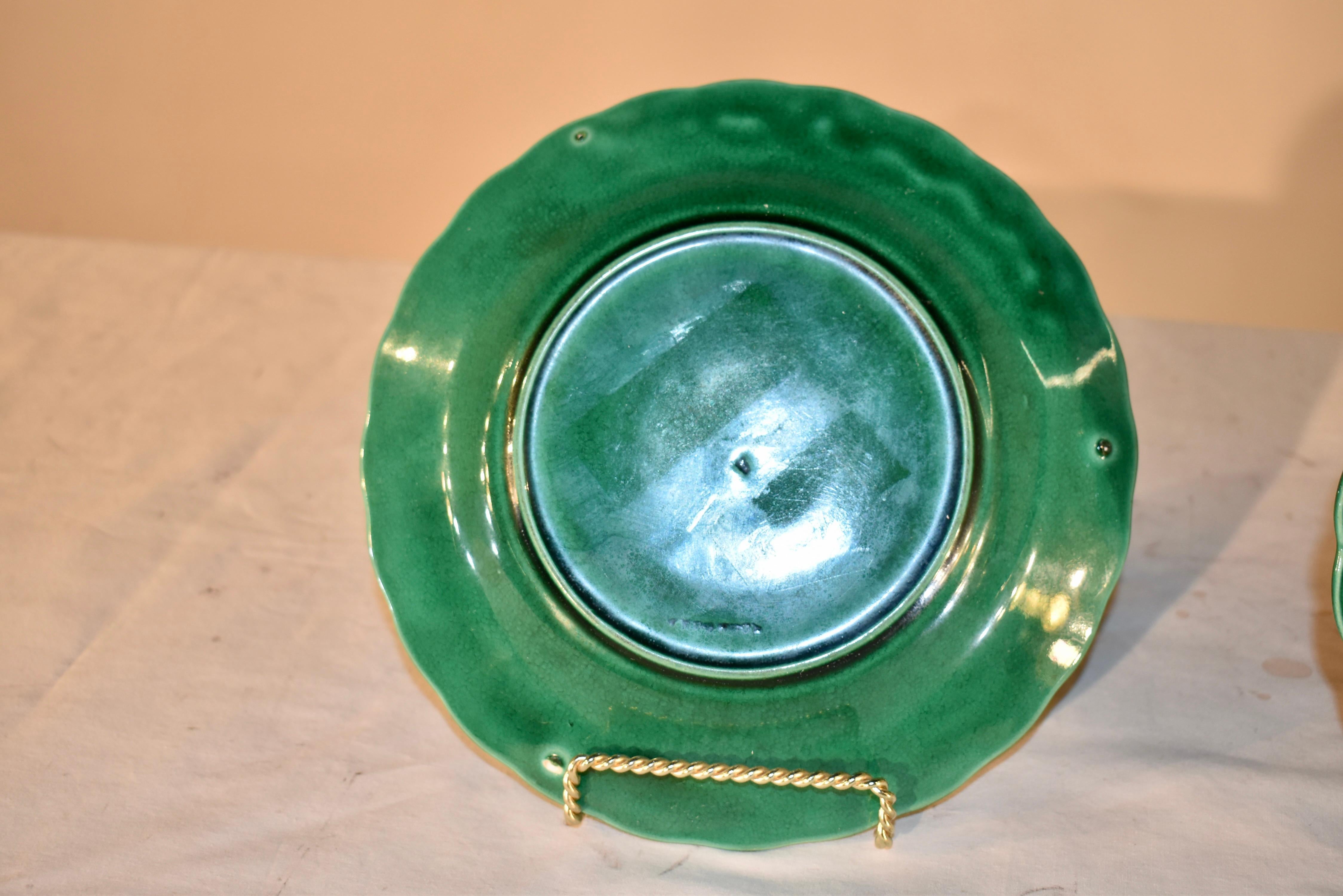 Paire d'assiettes à tournesol en majolique de Wedgwood du XIXe siècle Bon état - En vente à High Point, NC