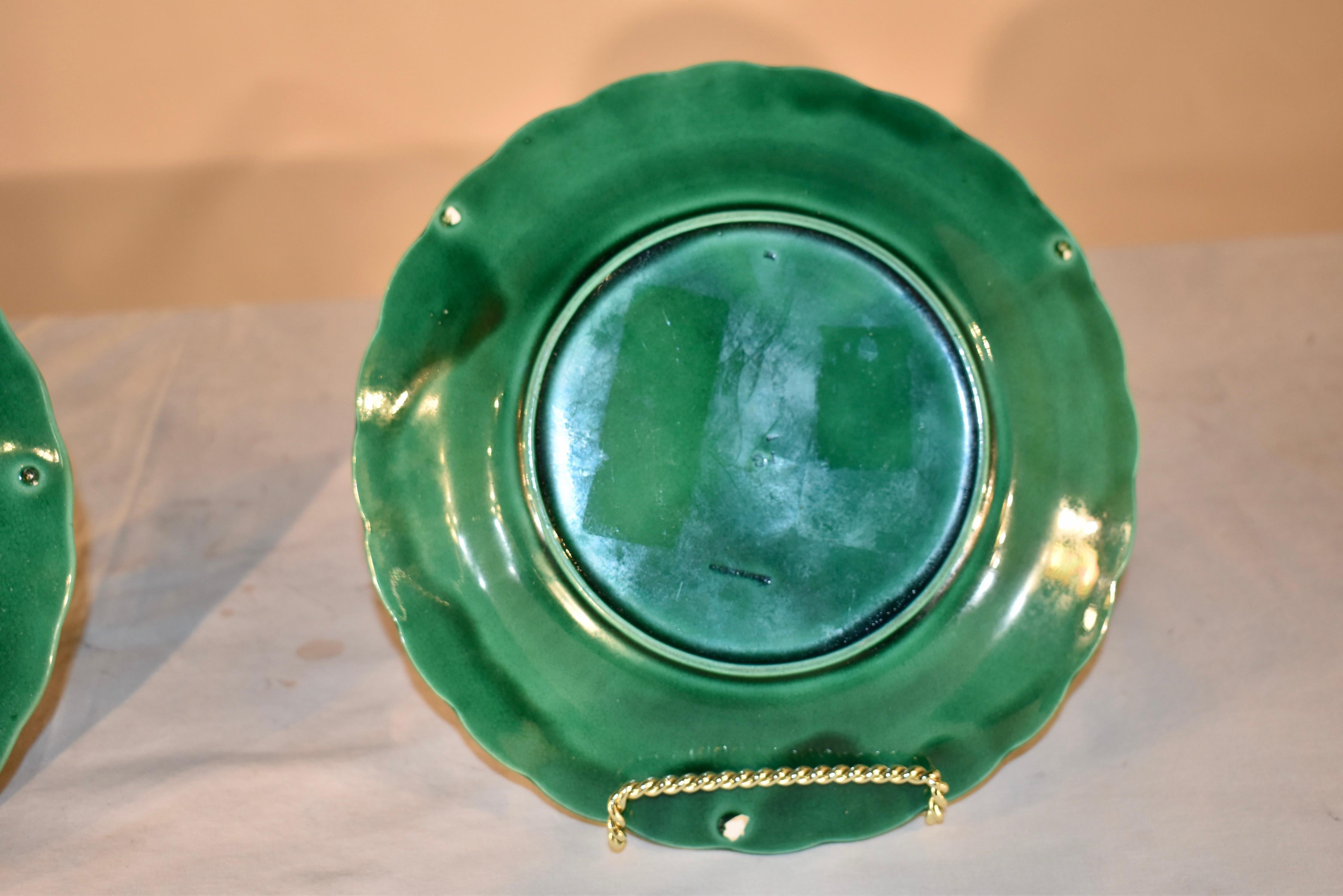 Paire d'assiettes à tournesol en majolique de Wedgwood du XIXe siècle en vente 1