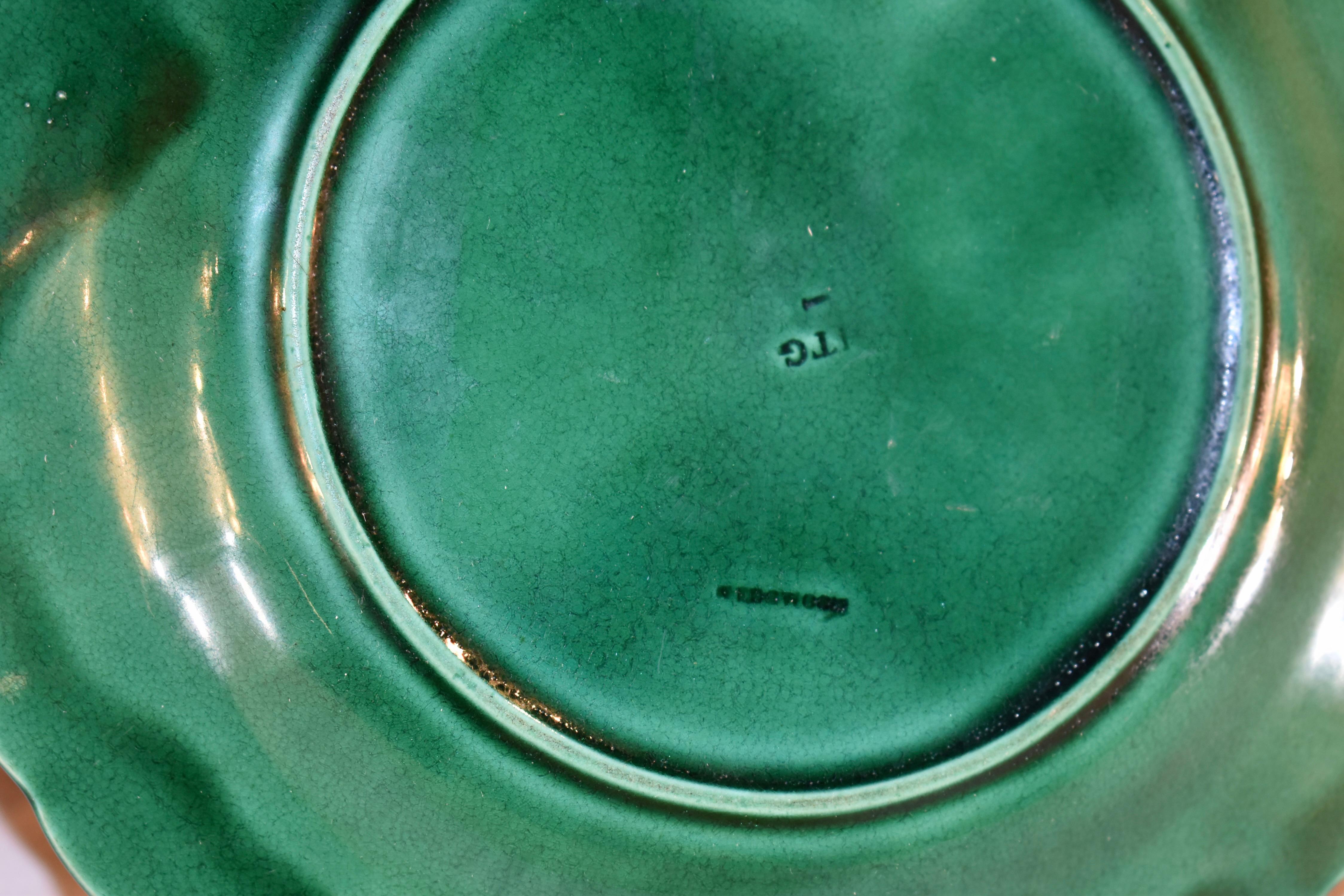 Paire d'assiettes à tournesol en majolique de Wedgwood du XIXe siècle en vente 2