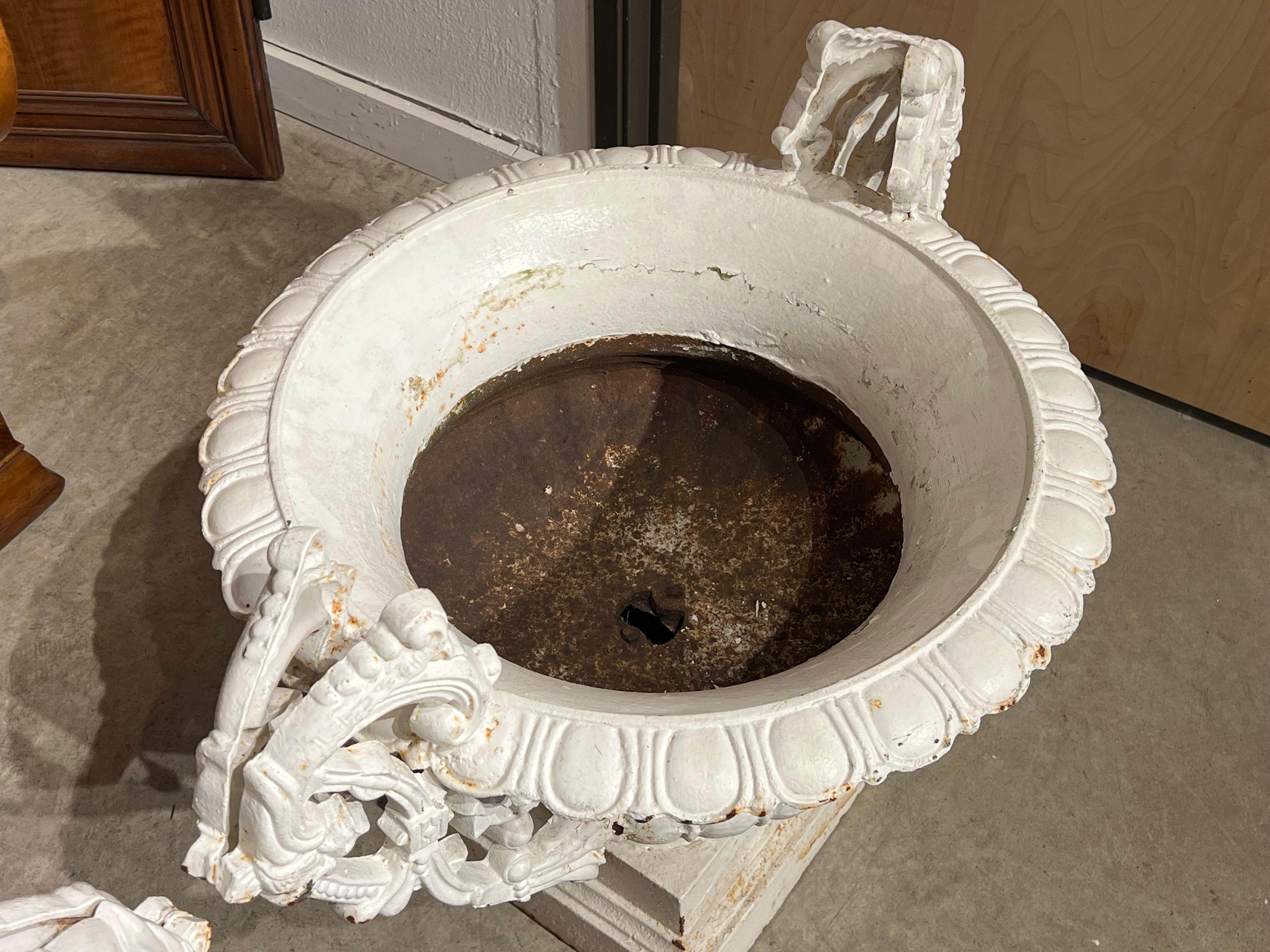 Paire de vases en fonte peints en blanc du 19ème siècle provenant de France en vente 3