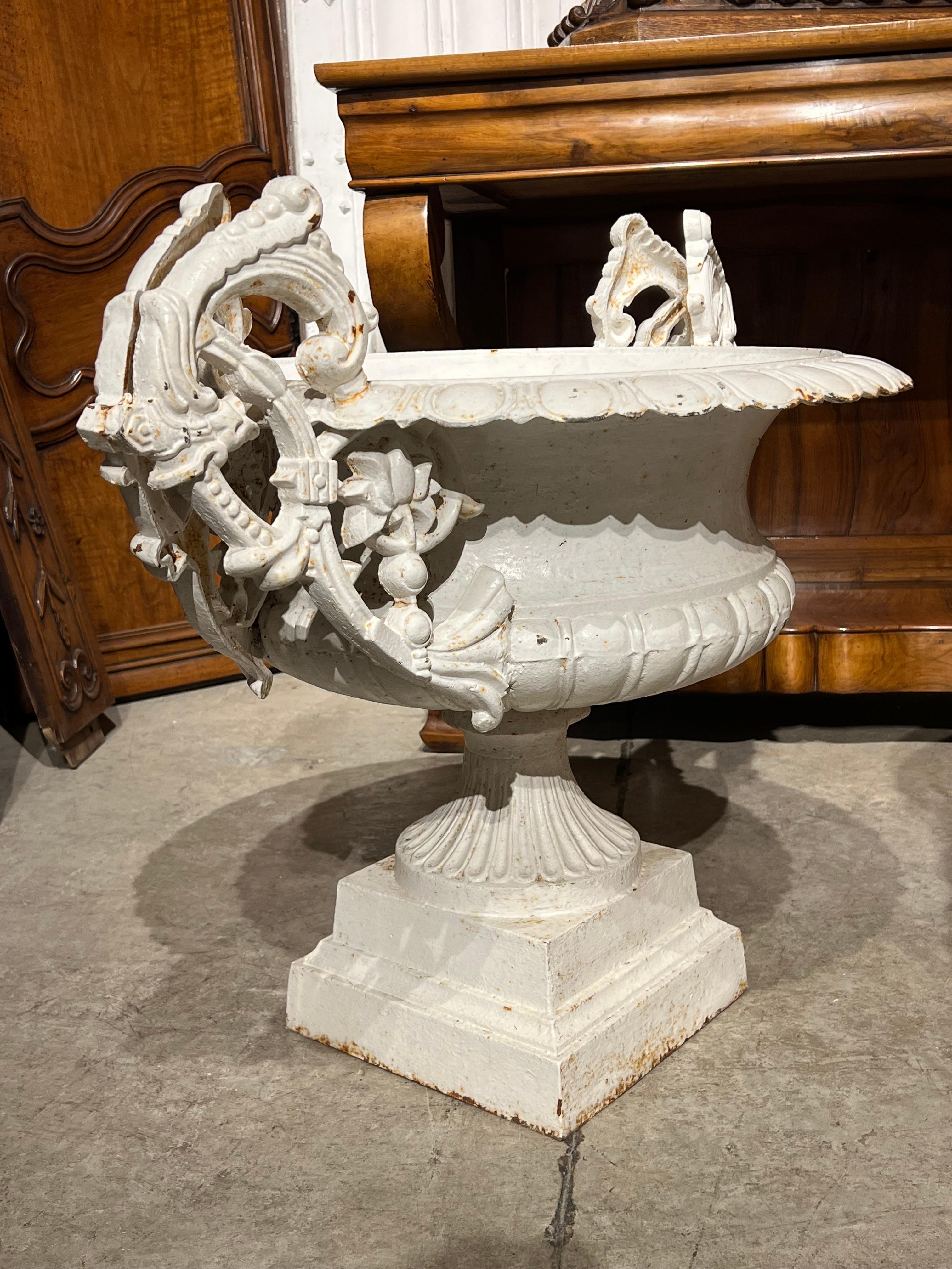 Paire de vases en fonte peints en blanc du 19ème siècle provenant de France en vente 6