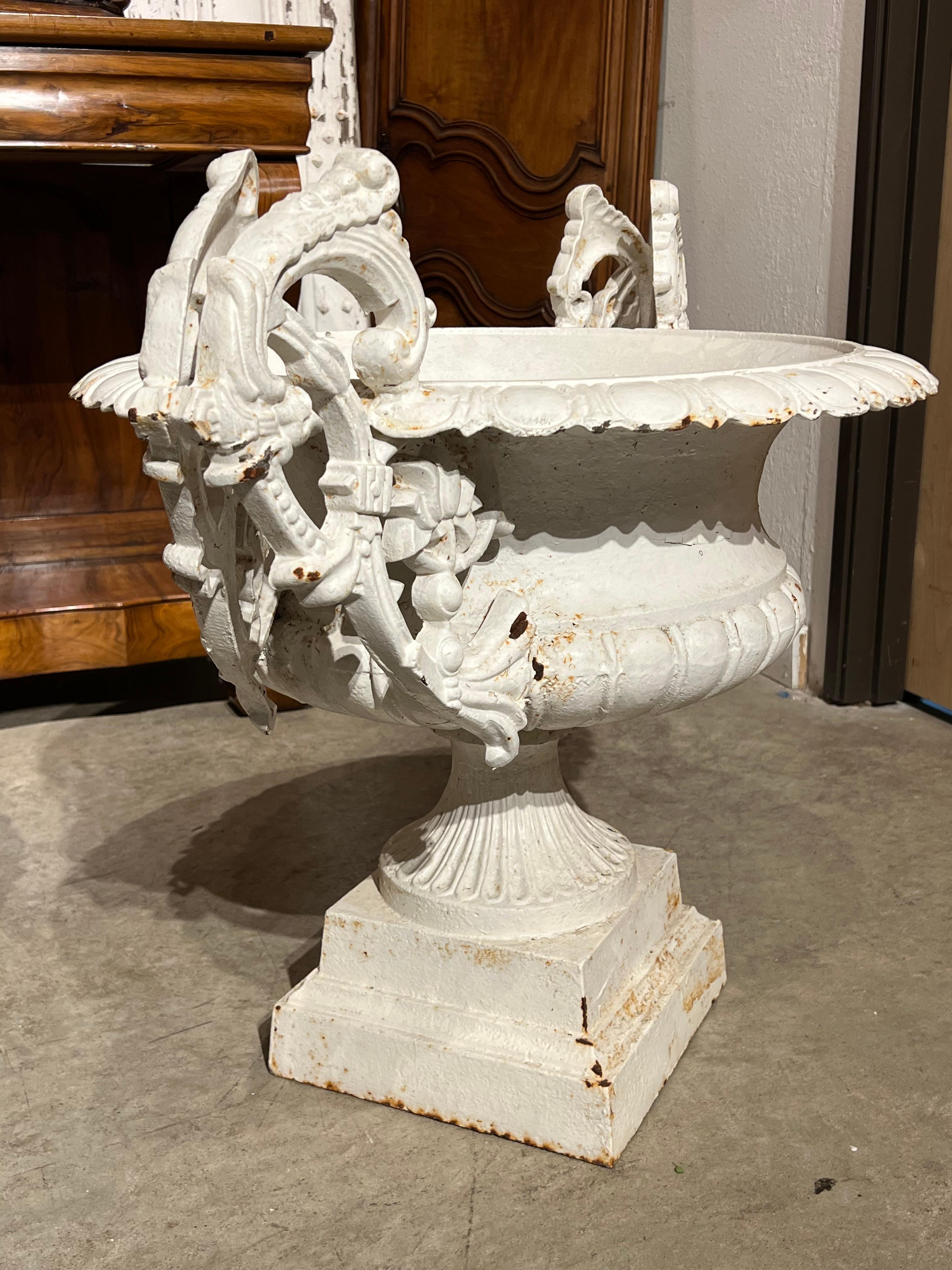 Paire de vases en fonte peints en blanc du 19ème siècle provenant de France en vente 7