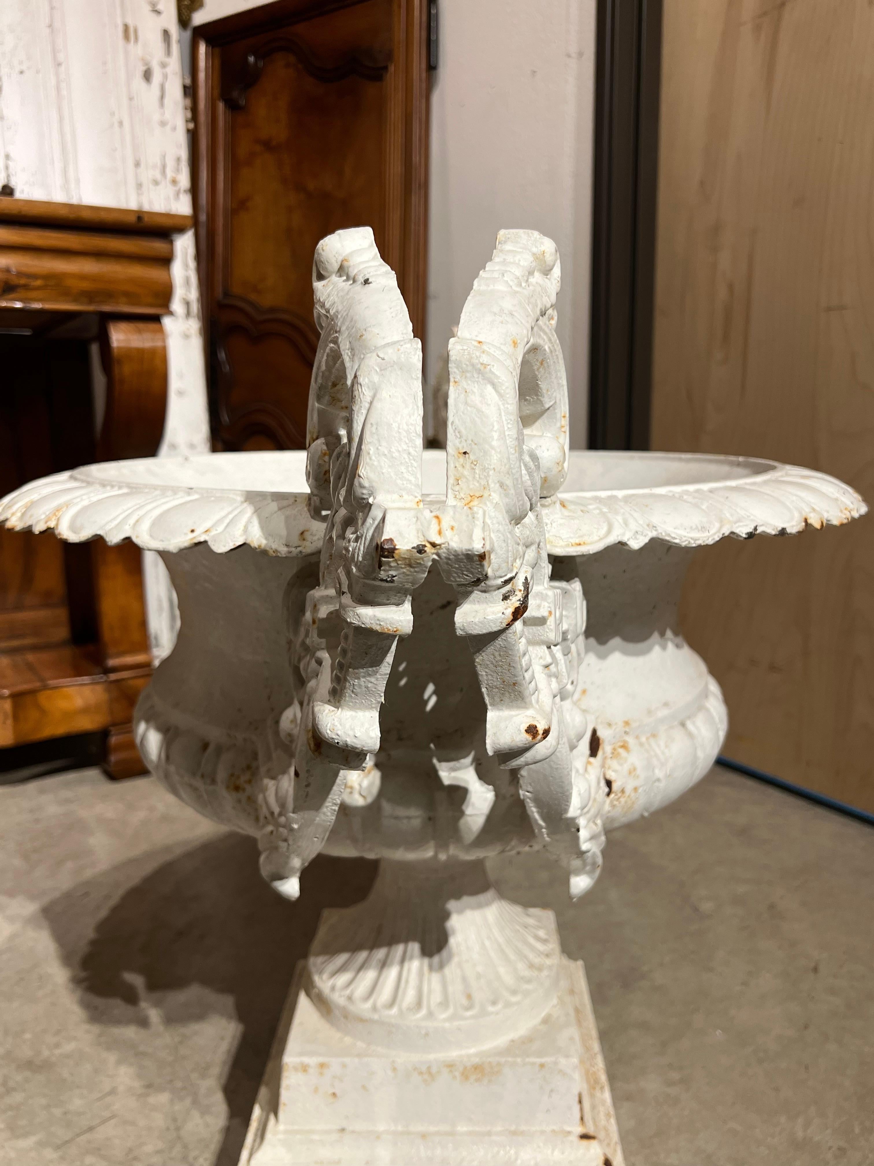 Paire de vases en fonte peints en blanc du 19ème siècle provenant de France en vente 8