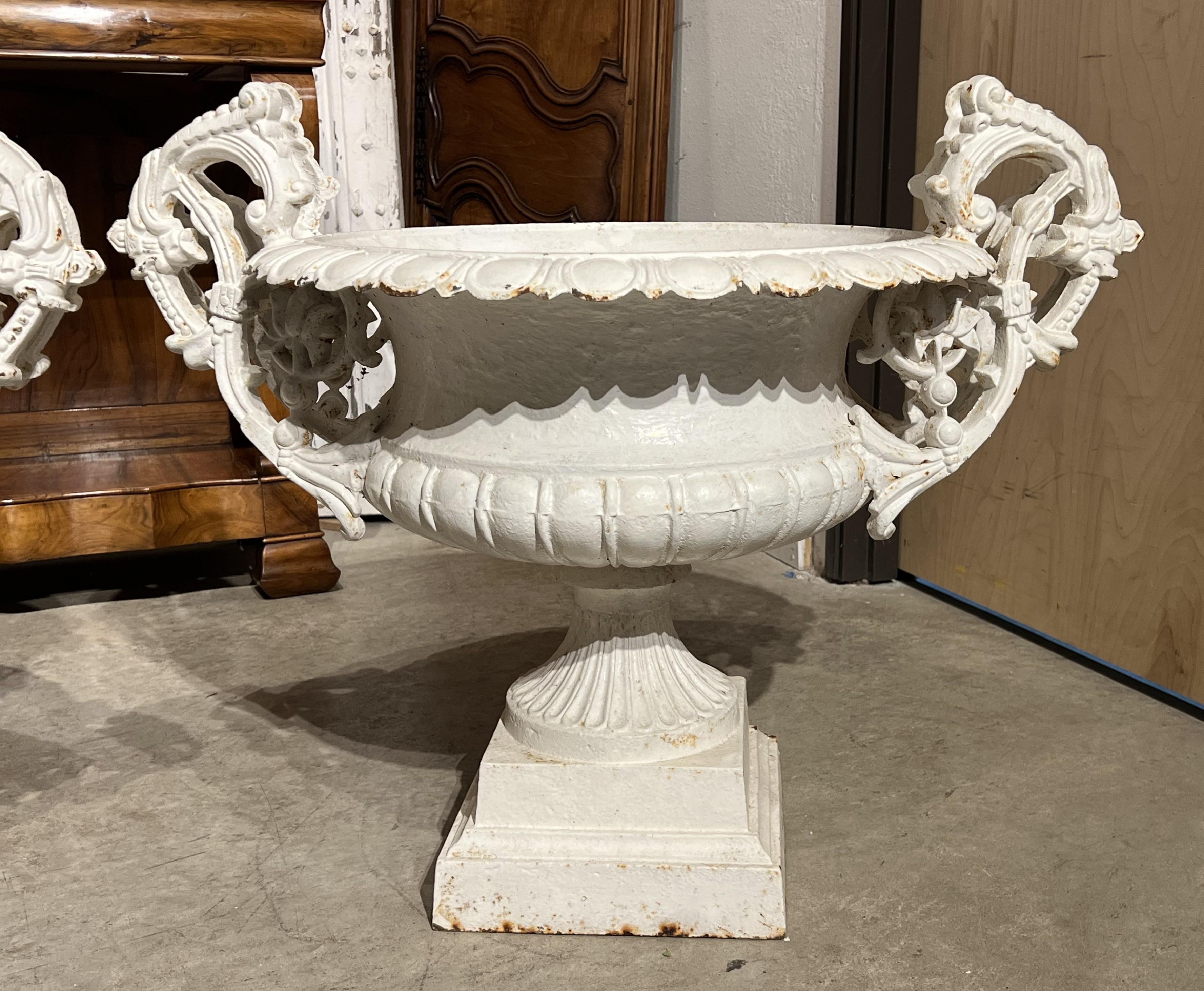 Paire de vases en fonte peints en blanc du 19ème siècle provenant de France en vente 9