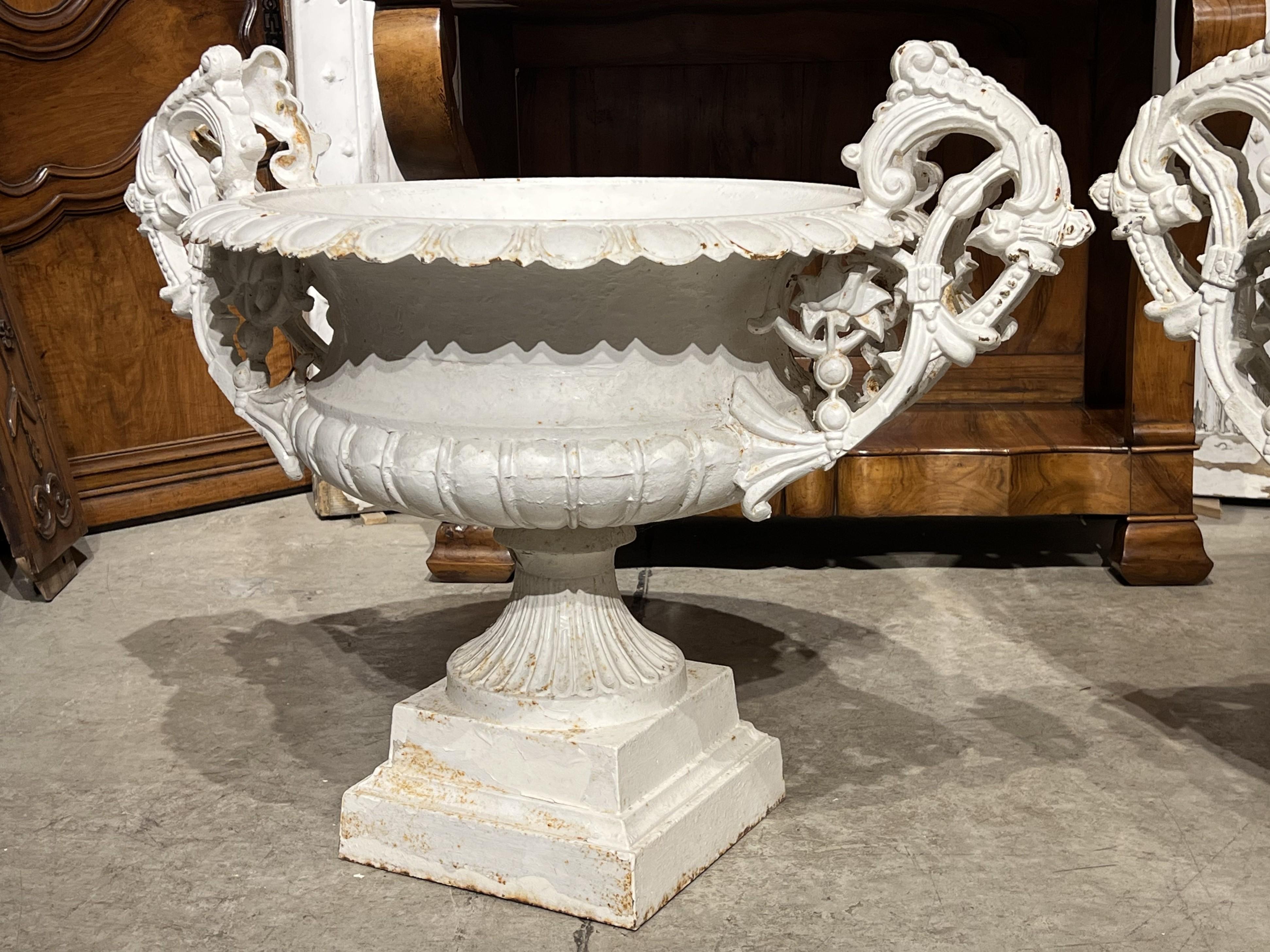 Paire de vases en fonte peints en blanc du 19ème siècle provenant de France en vente 10