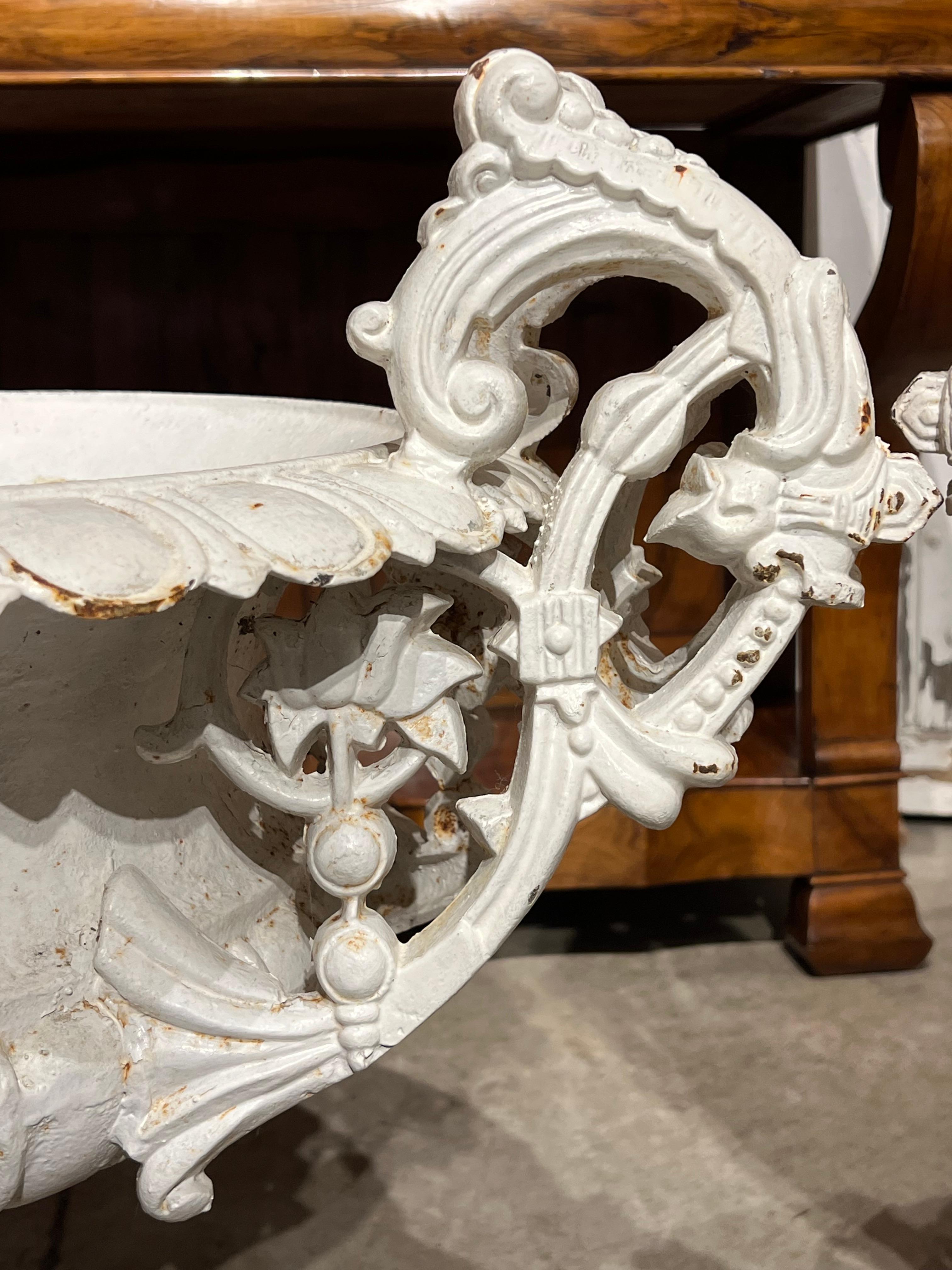 Paire de vases en fonte peints en blanc du 19ème siècle provenant de France en vente 11